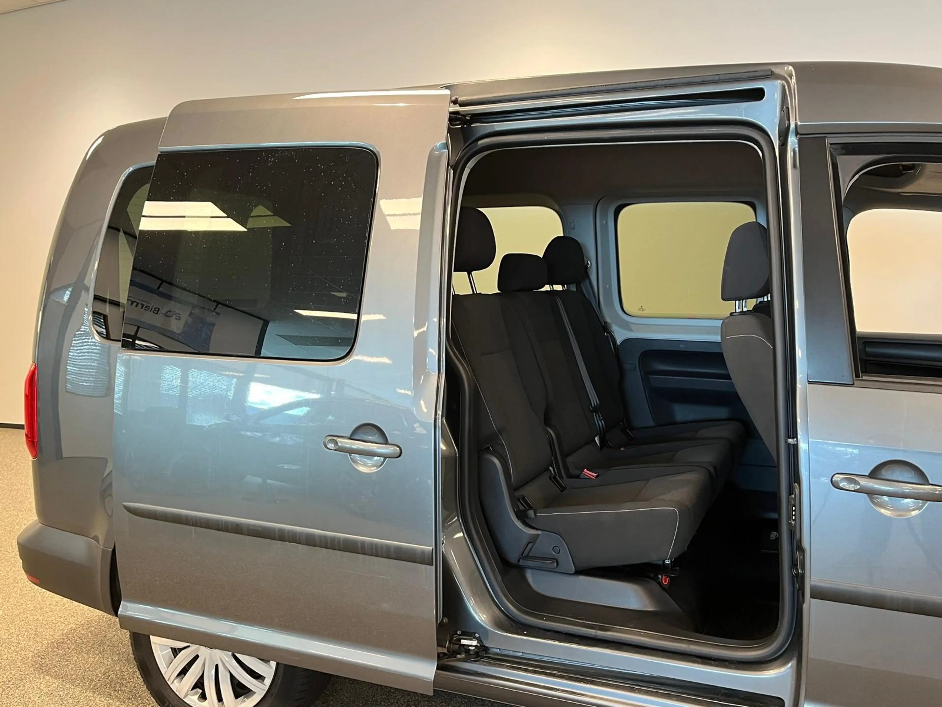Volkswagen Caddy Maxi Rolstoelauto 5+1 incl. bodyguard + lier — photo 6