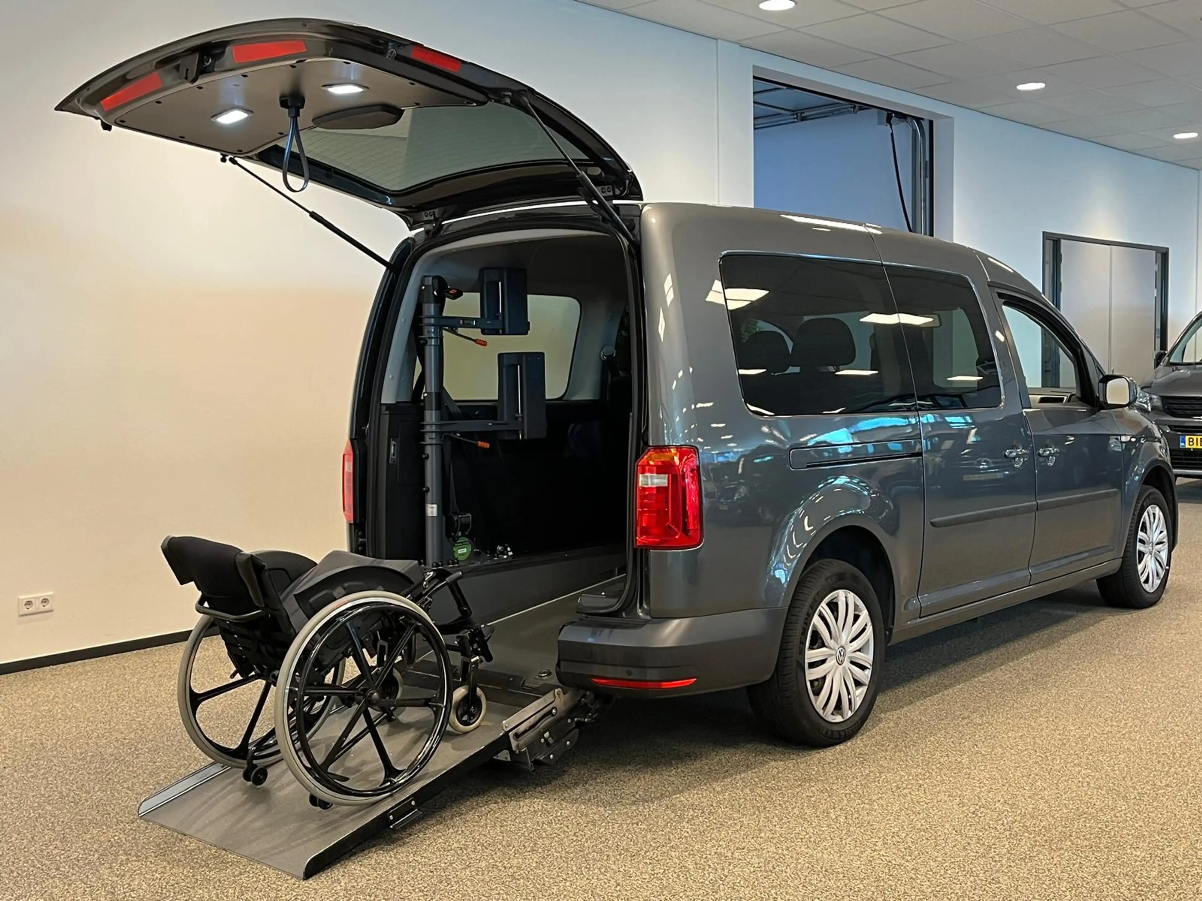 Volkswagen Caddy Maxi Rolstoelauto 5+1 incl. bodyguard + lier — photo 10