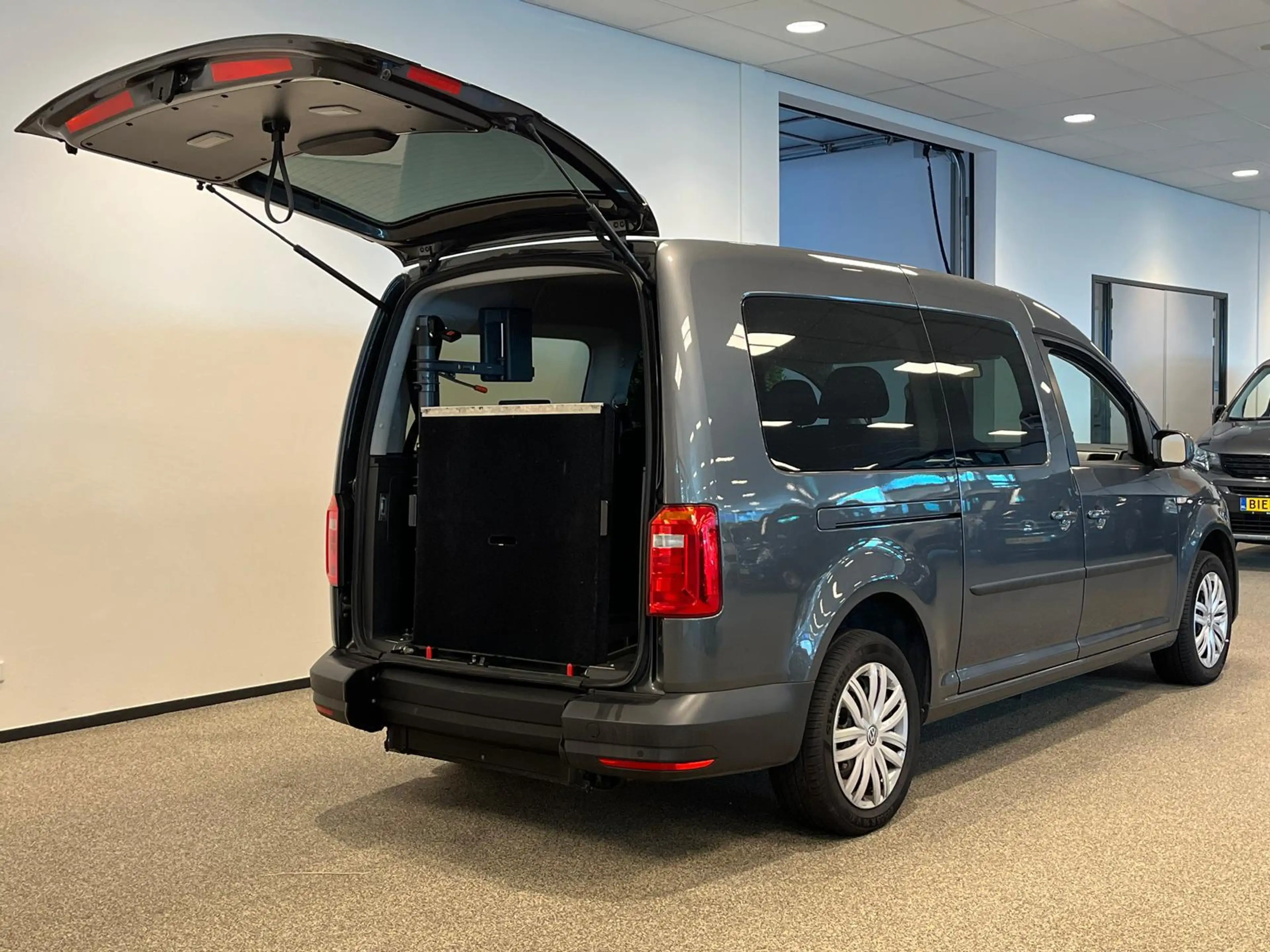 Volkswagen Caddy Maxi Rolstoelauto 5+1 incl. bodyguard + lier — photo 9