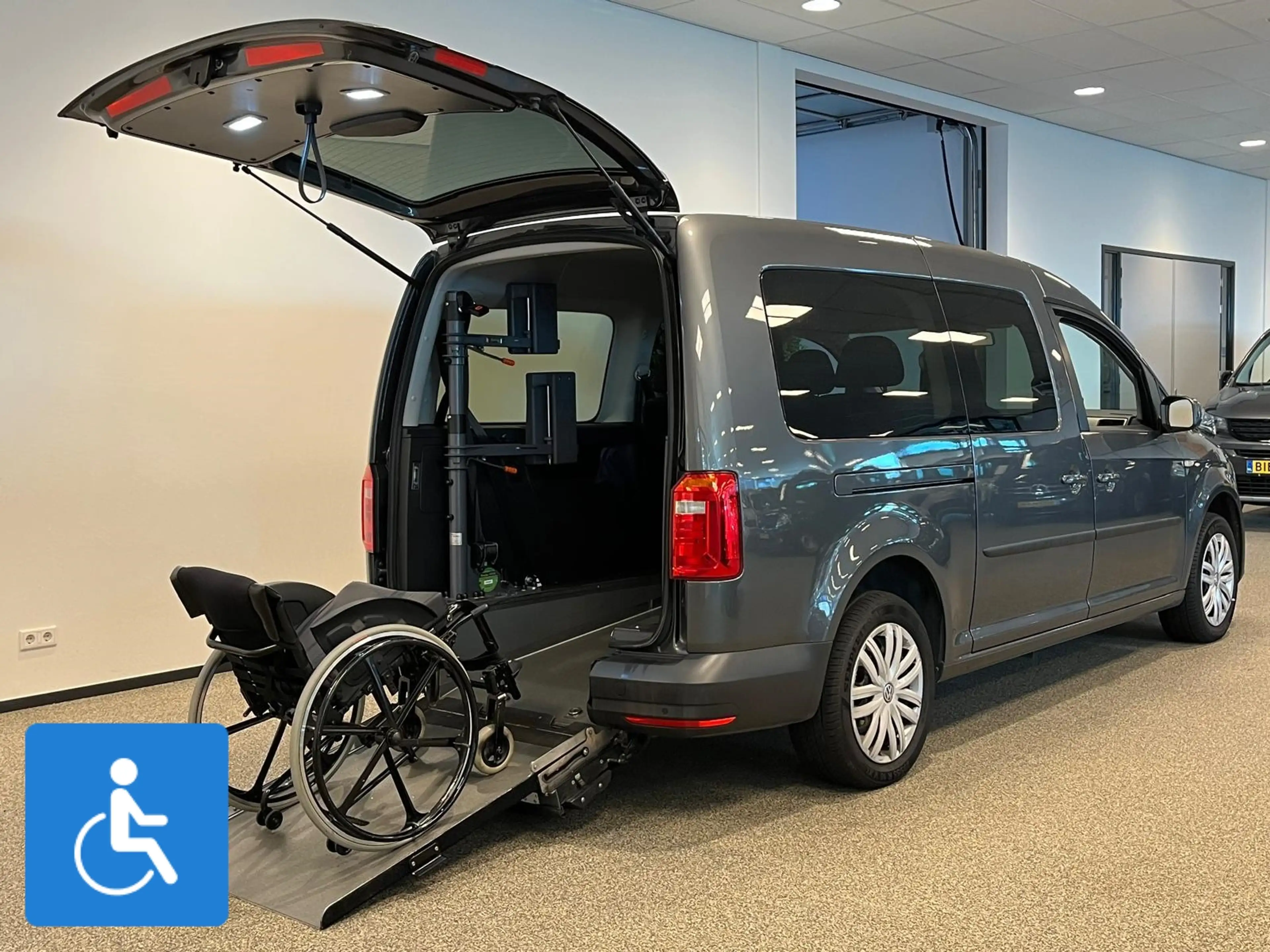 Volkswagen Caddy Maxi Rolstoelauto 5+1 incl. bodyguard + lier — photo 2