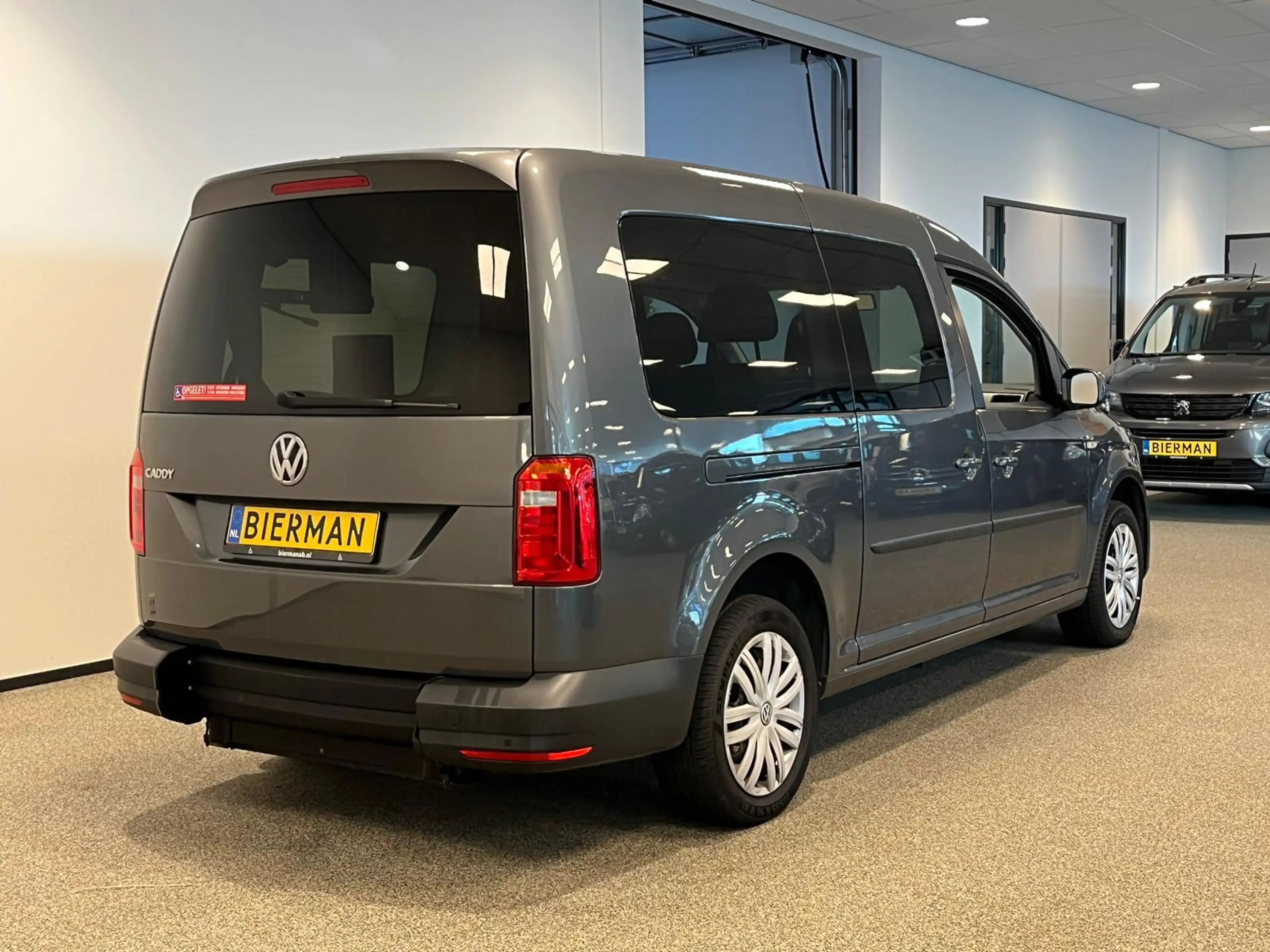 Volkswagen Caddy Maxi Rolstoelauto 5+1 incl. bodyguard + lier — photo 11