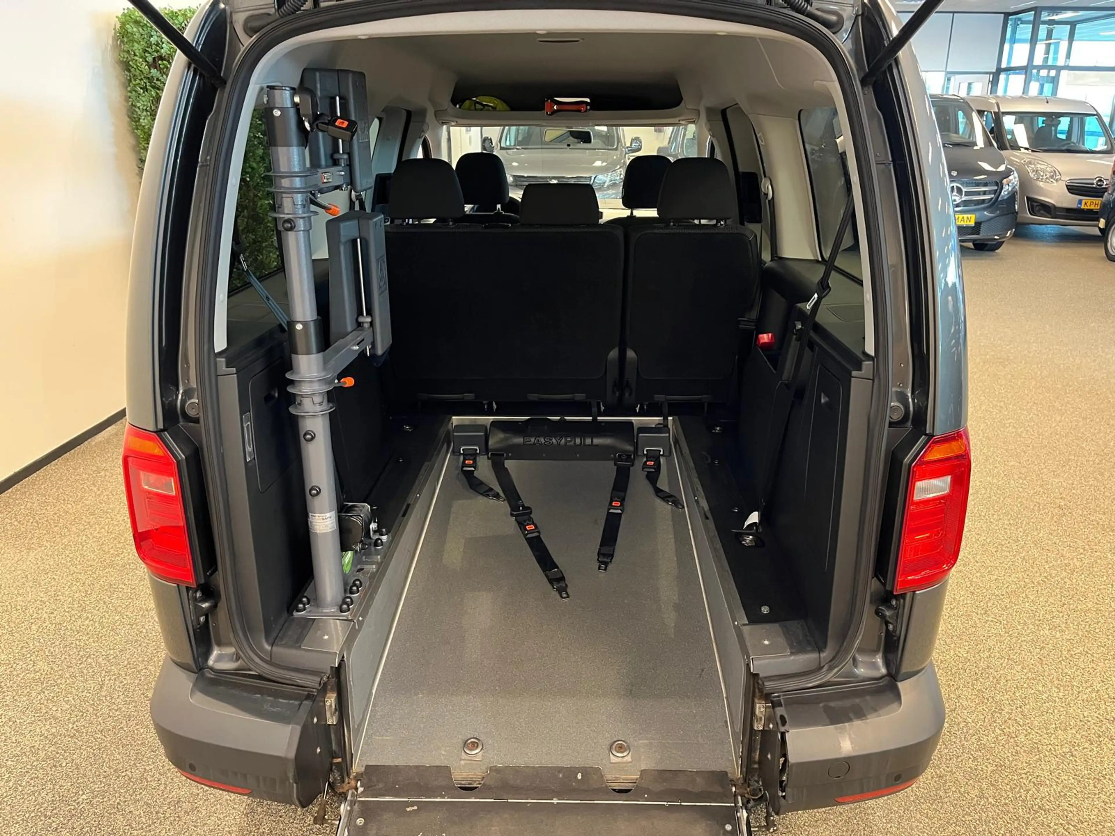 Volkswagen Caddy Maxi Rolstoelauto 5+1 incl. bodyguard + lier — photo 3