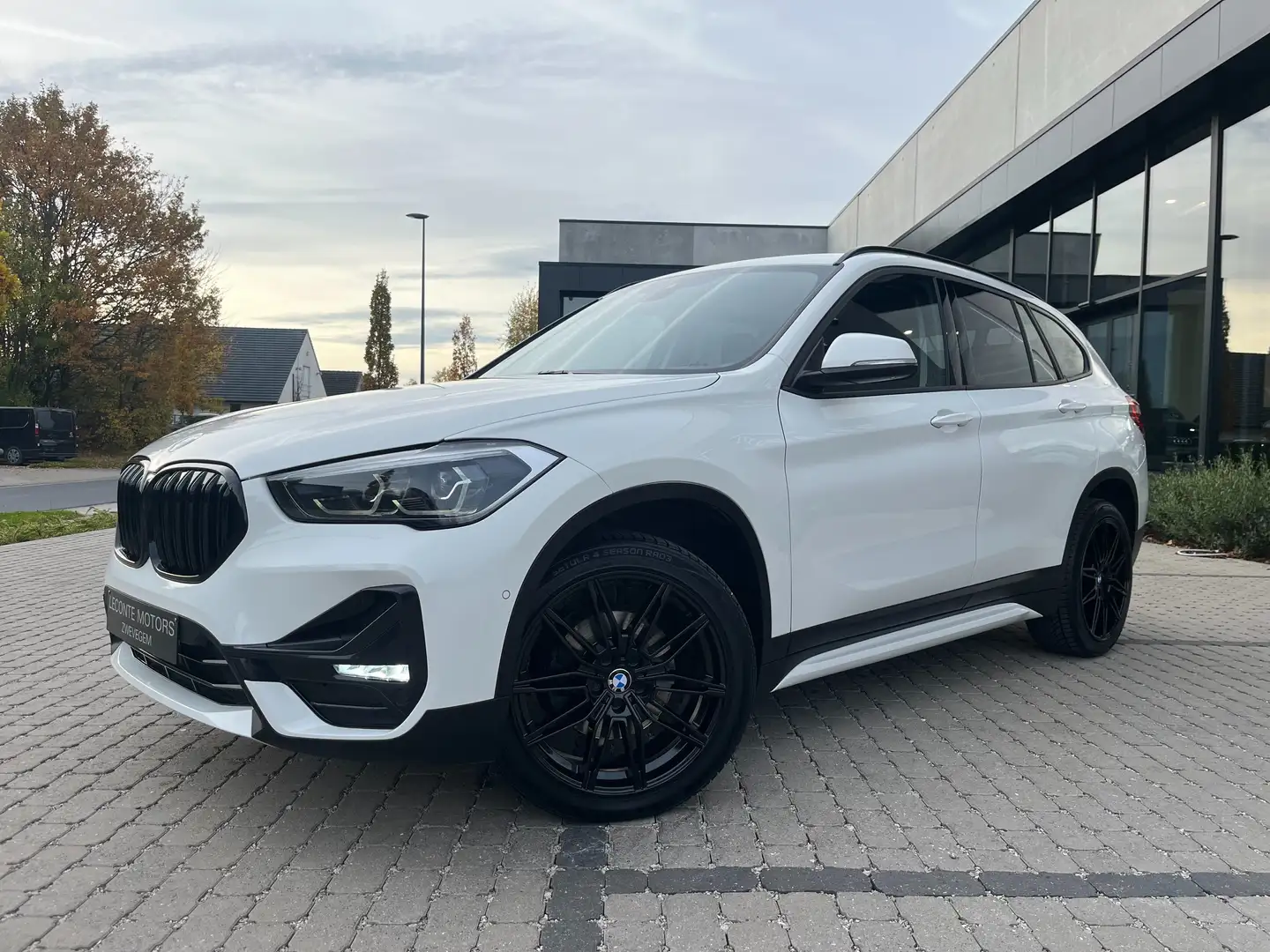 BMW X1 X1 sDrive18dA Sport-Pack LED/Sportzetels/Camera/.. Blanco - 2