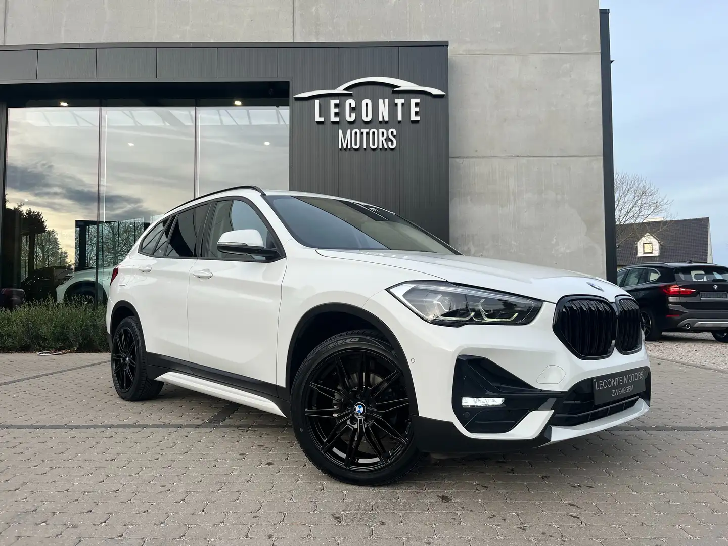 BMW X1 X1 sDrive18dA Sport-Pack LED/Sportzetels/Camera/.. Blanco - 1