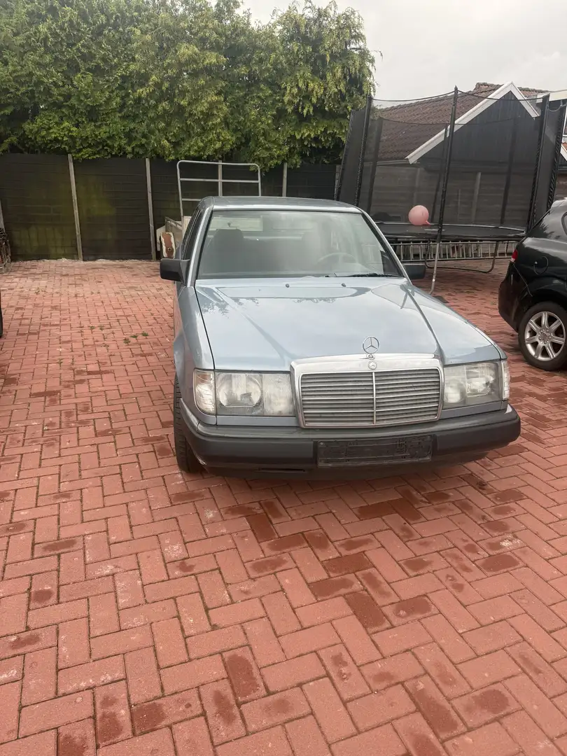 Mercedes-Benz 200 D - 1