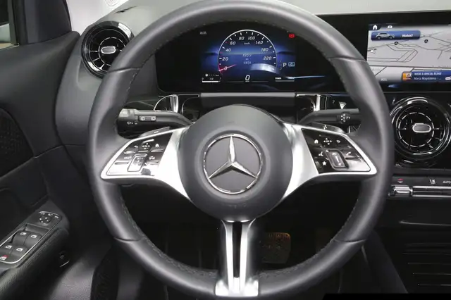 Mercedes-Benz GLA view 13