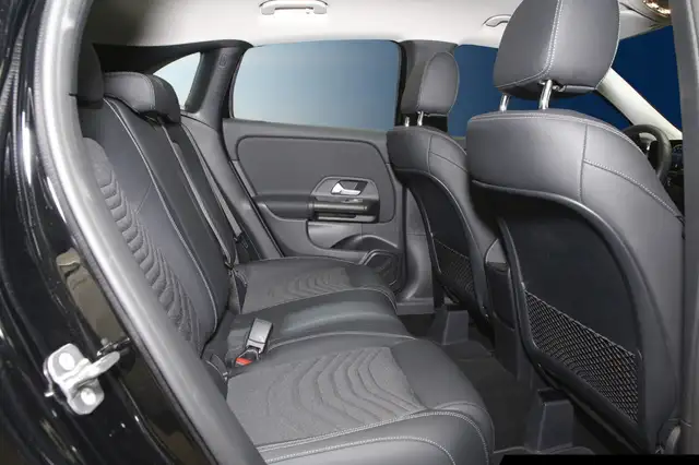 Mercedes-Benz GLA view 9