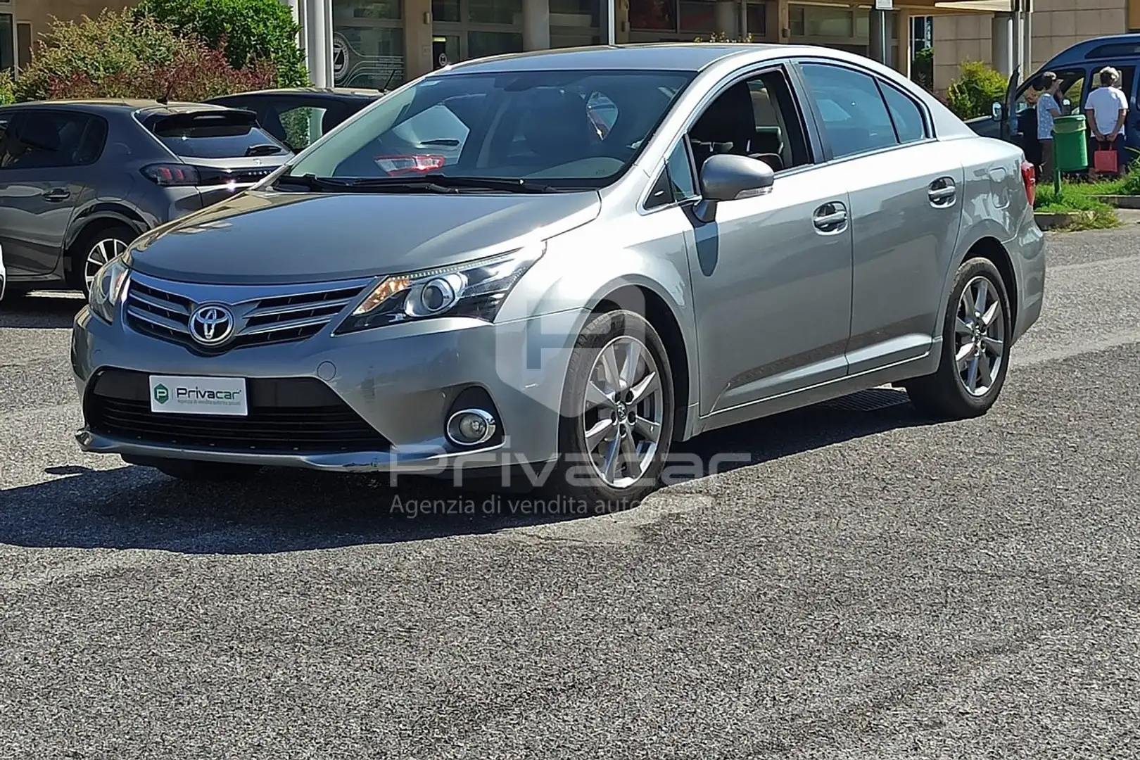 Toyota Avensis Avensis 2.0 D-4D Lounge UNICO PROPRIETARIO Zilver - 1