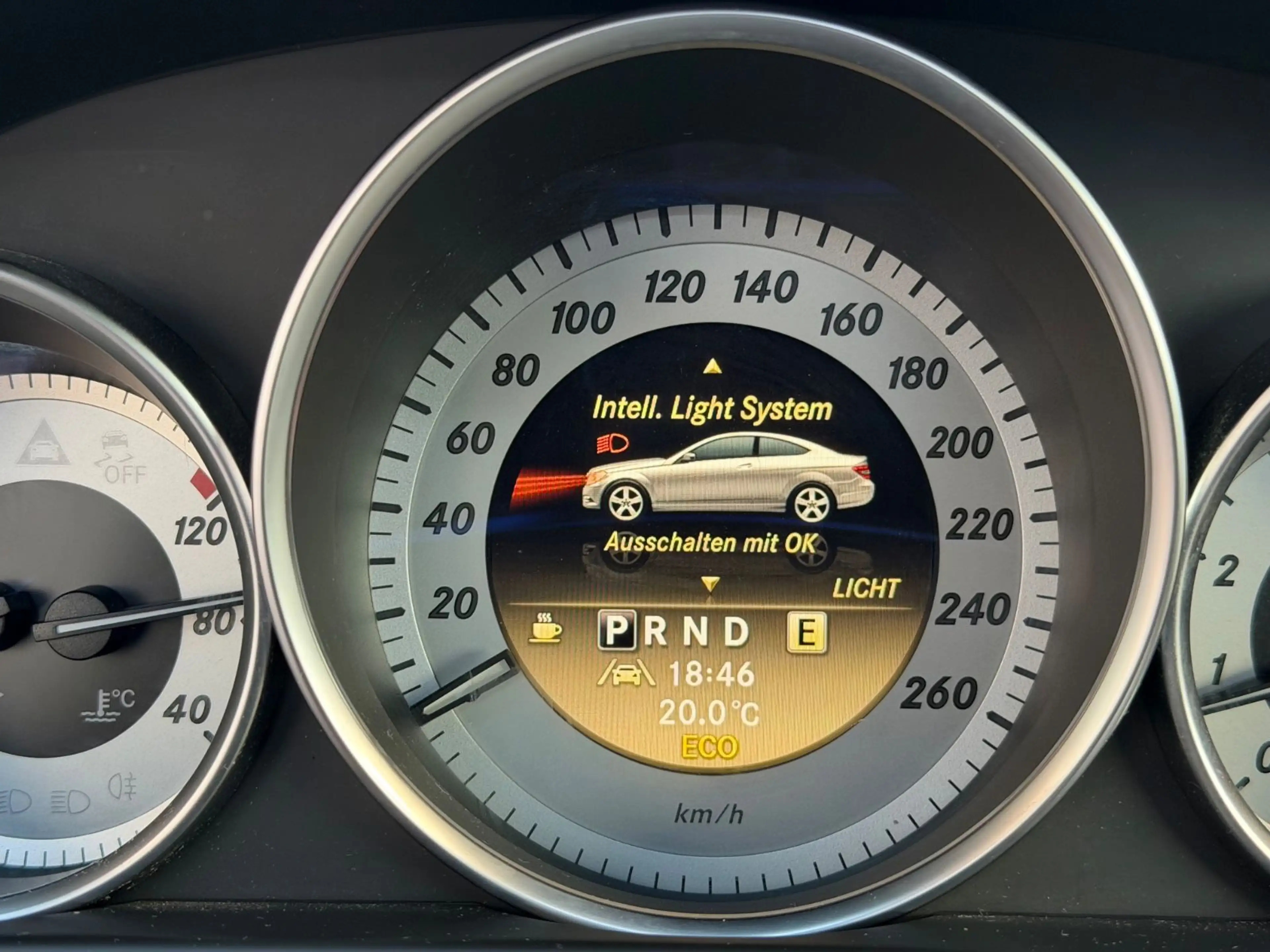 Mercedes-Benz C 180 CGI Coupe AMG-Line 7G/PANO/XENON/AHK/NAVI — photo 37