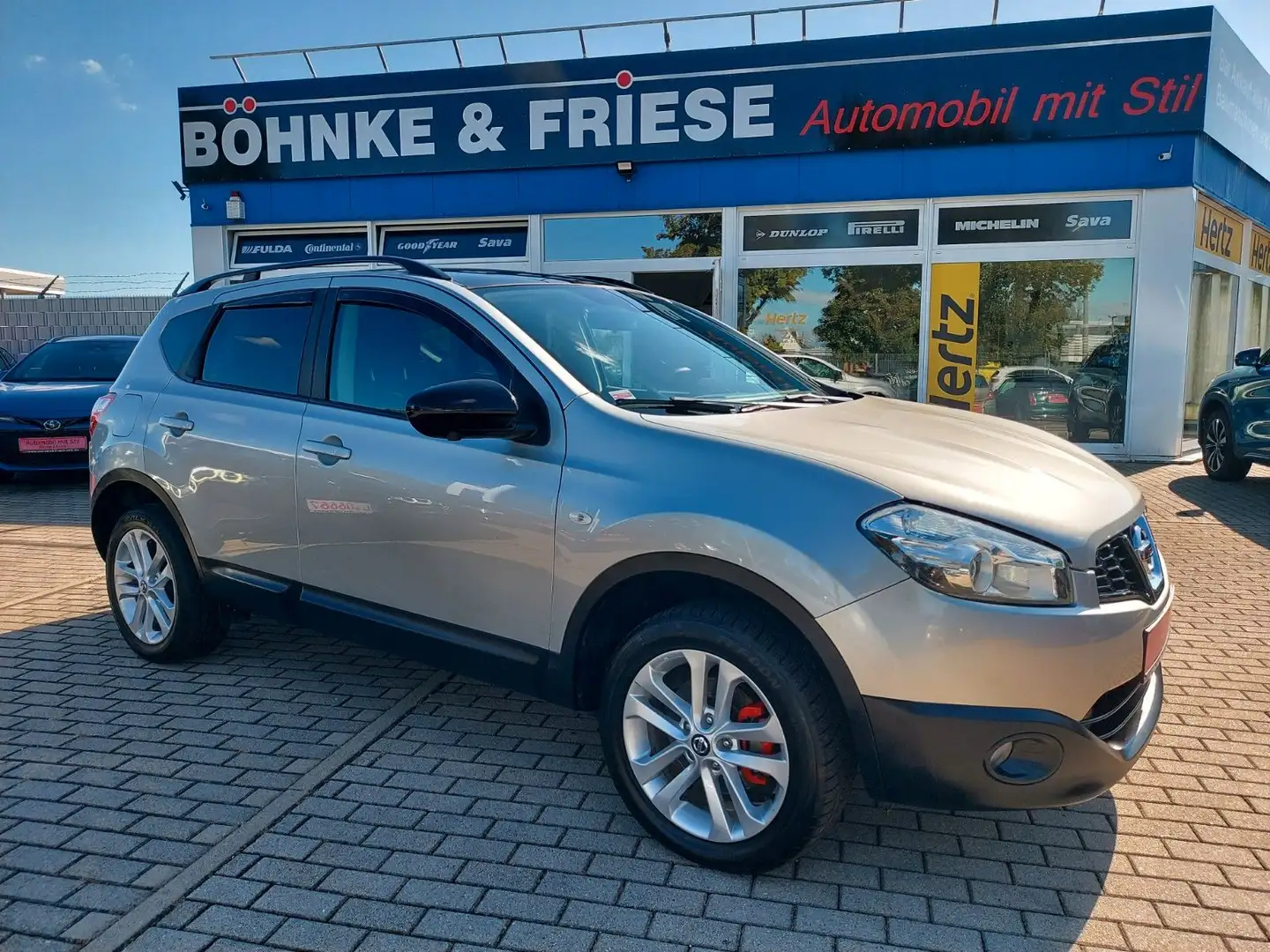 Nissan Qashqai Automatik 360 Klima Panorama AHK Silber - 1