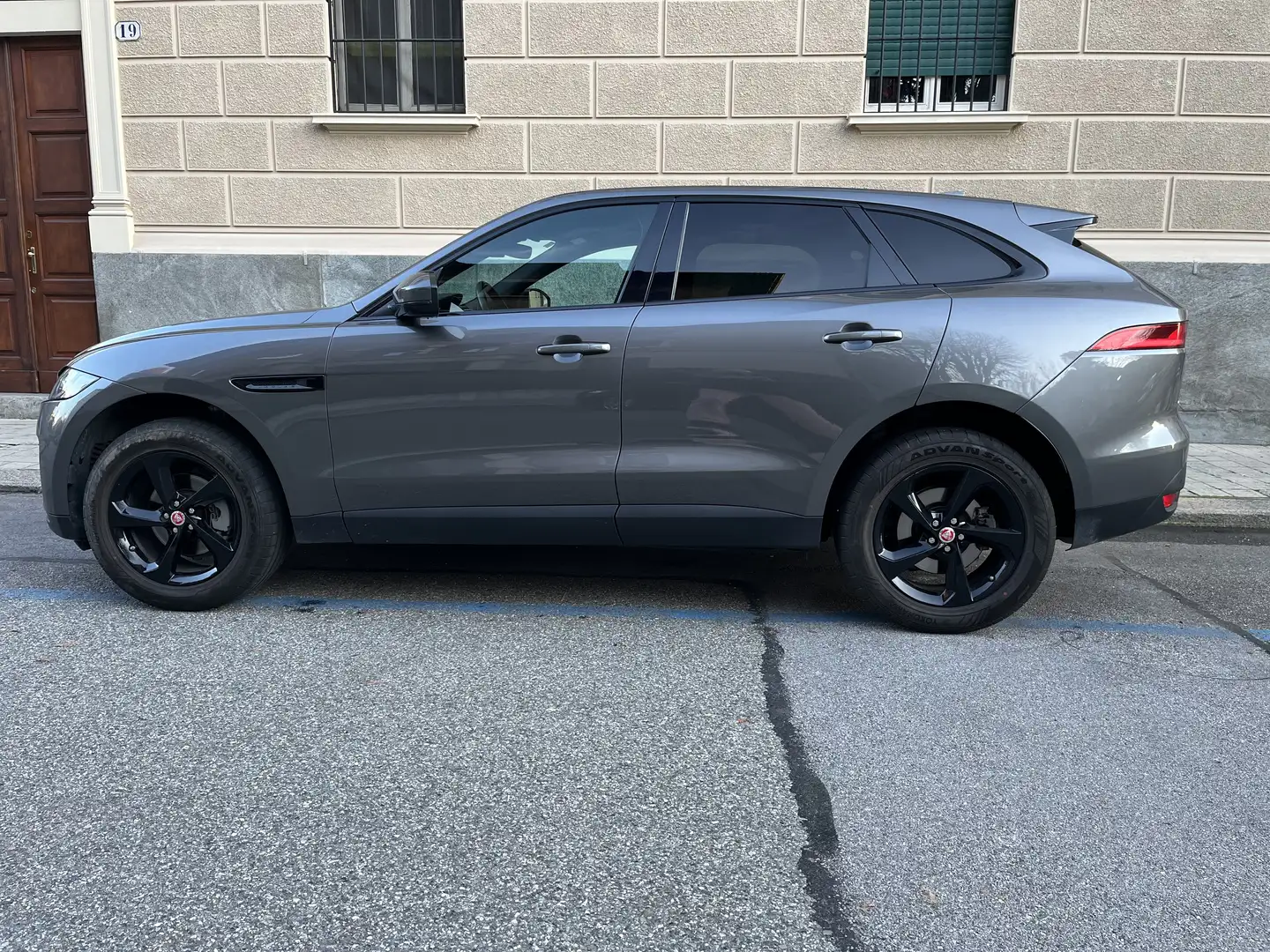 Jaguar F-Pace 2.0d i4 Pure awd 180cv auto my19 - 1