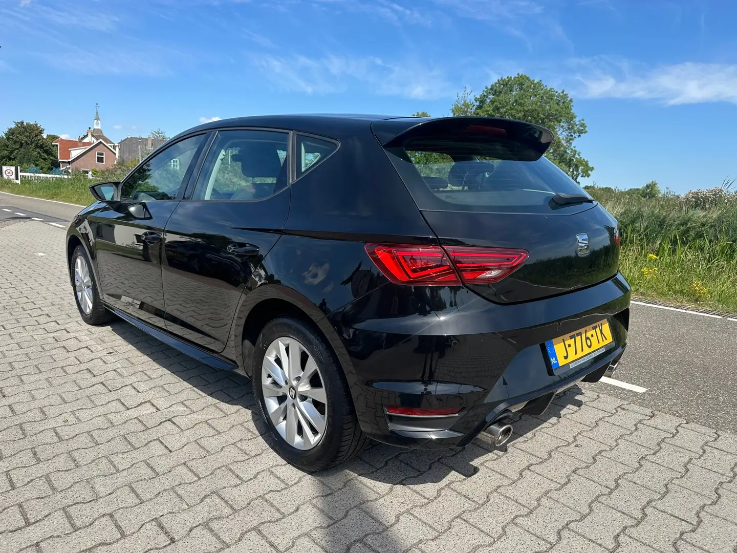 SEAT Leon 1.2 TSI Style, Carplay, PDC, Aerodynamic pakket, C Zwart - 2