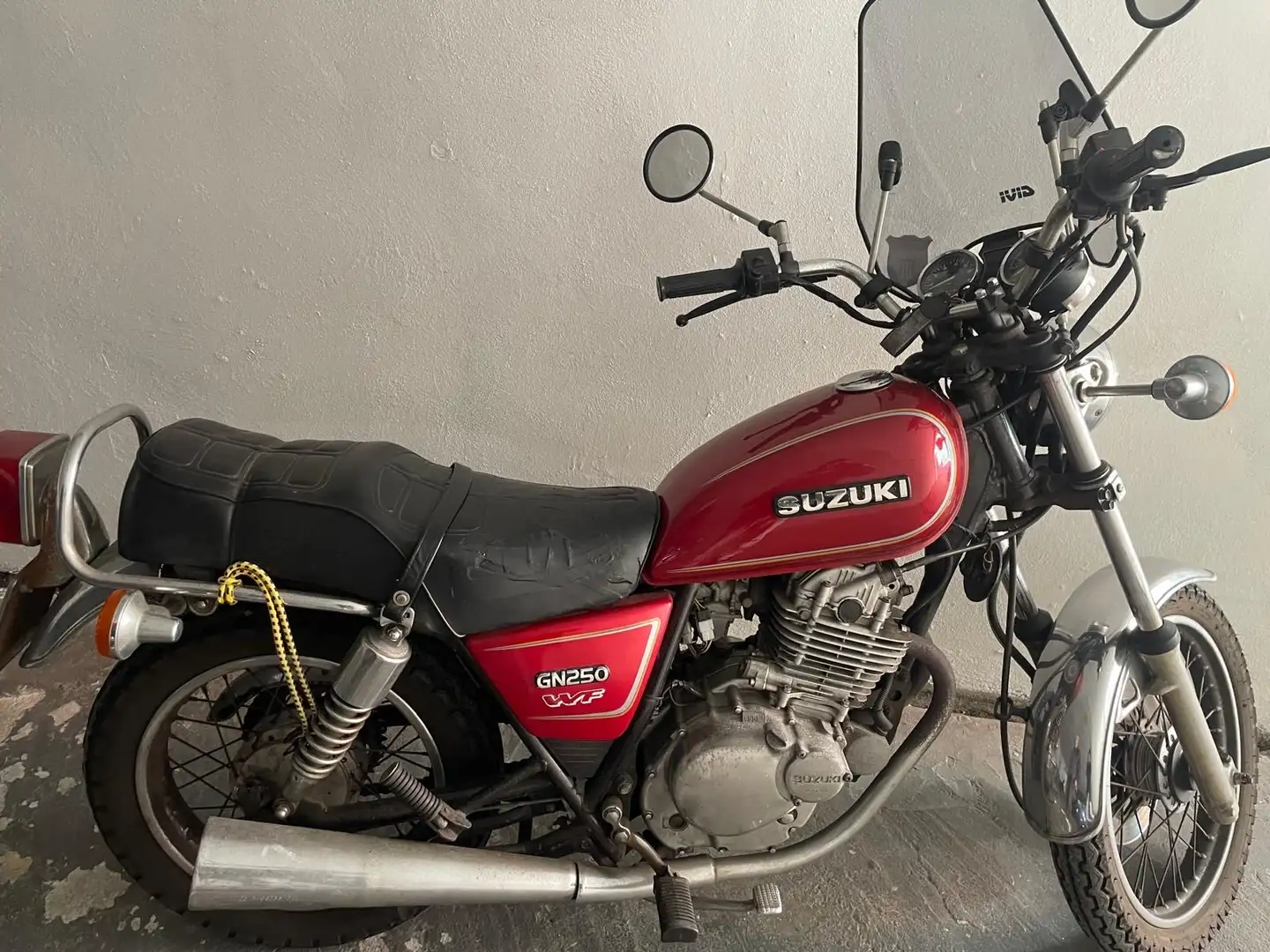 Suzuki GN 250 Rot - 2