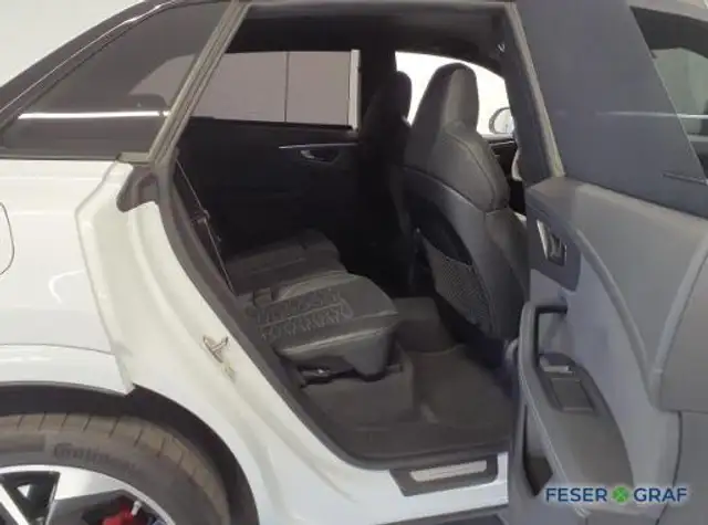 Audi RS Q8 view 10
