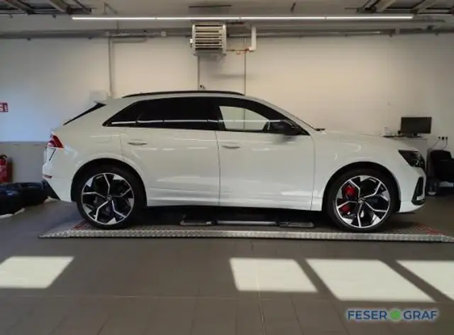 Audi RS Q8 view 5