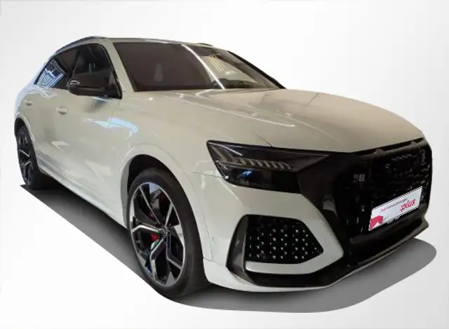 Audi RS Q8 view 11