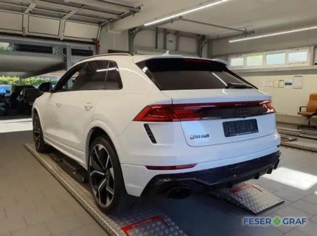Audi RS Q8 view 4