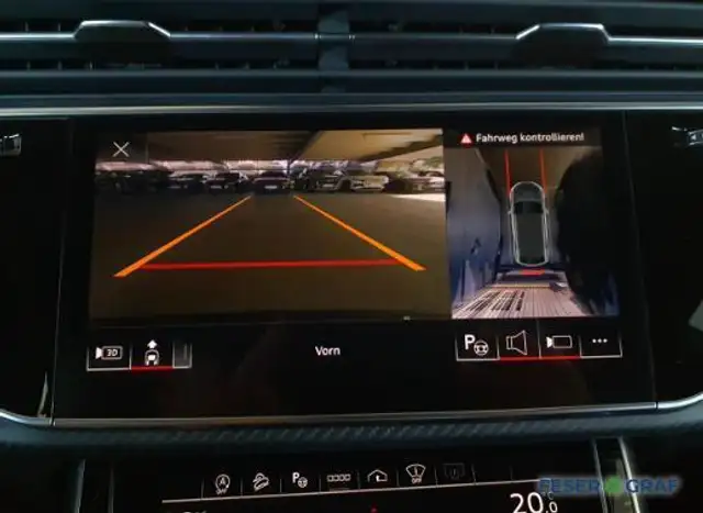 Audi RS Q8 view 8