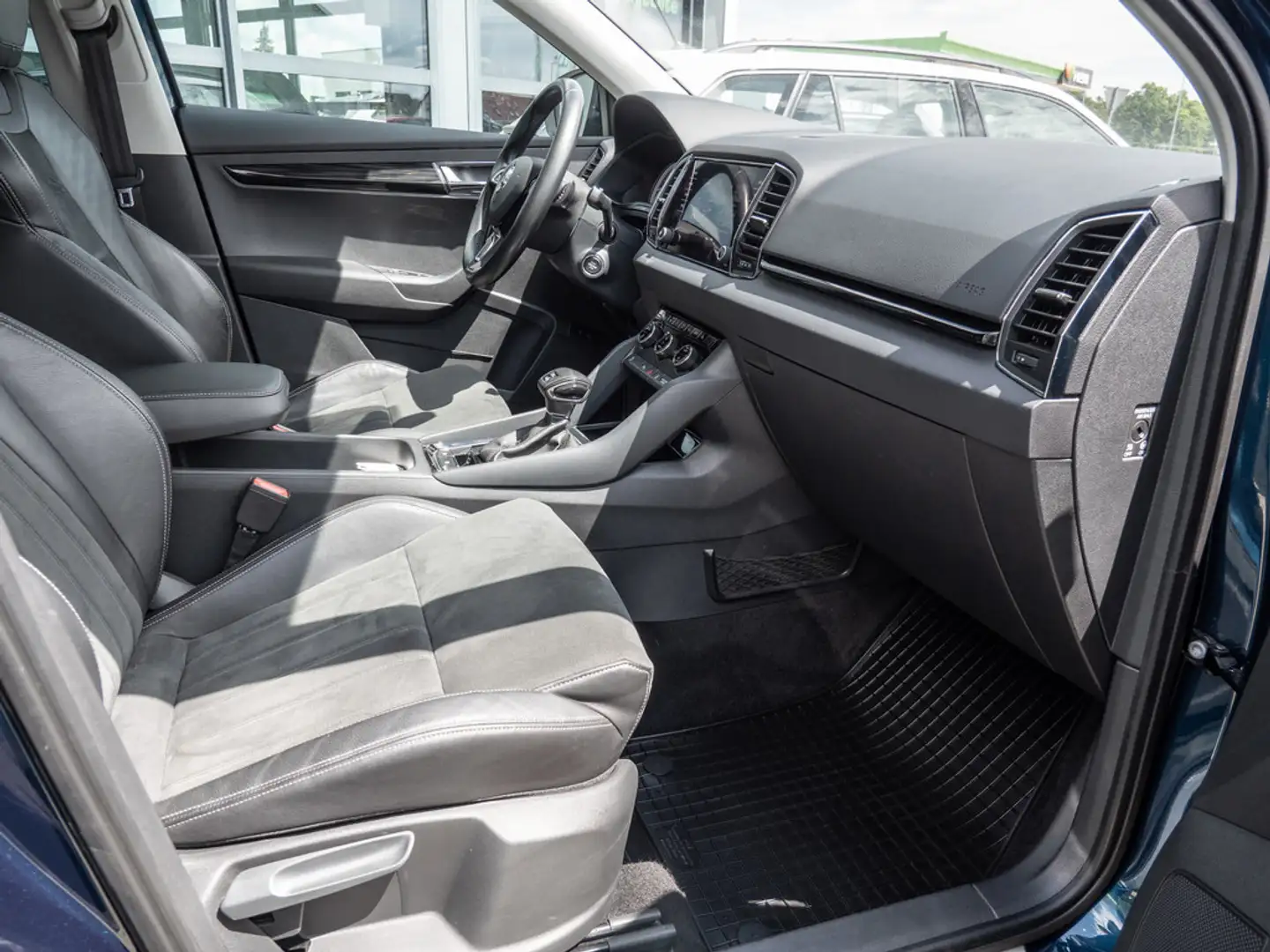 Skoda Karoq 1.5 TSI ACT Style 4x4 PDC SHZ AHK LED Blau - 2