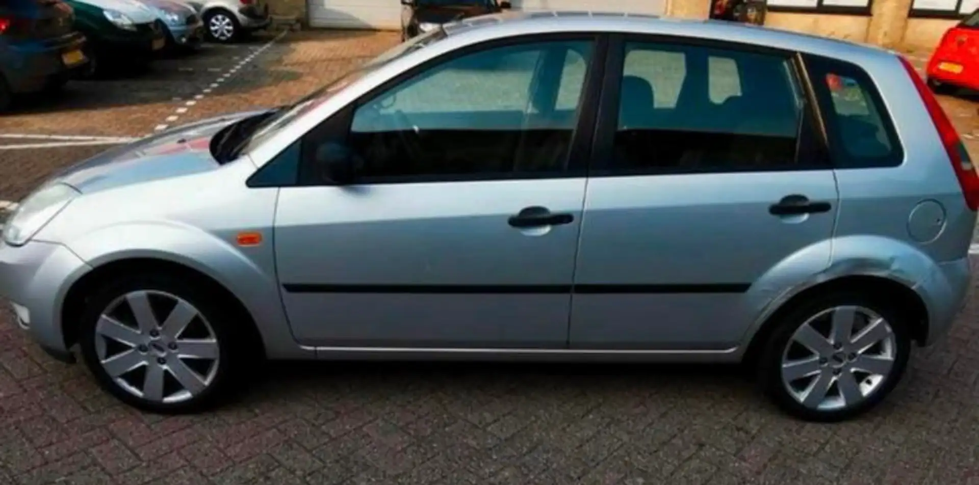 Ford Fiesta Fiesta 1.4-16V Futura srebrna - 2