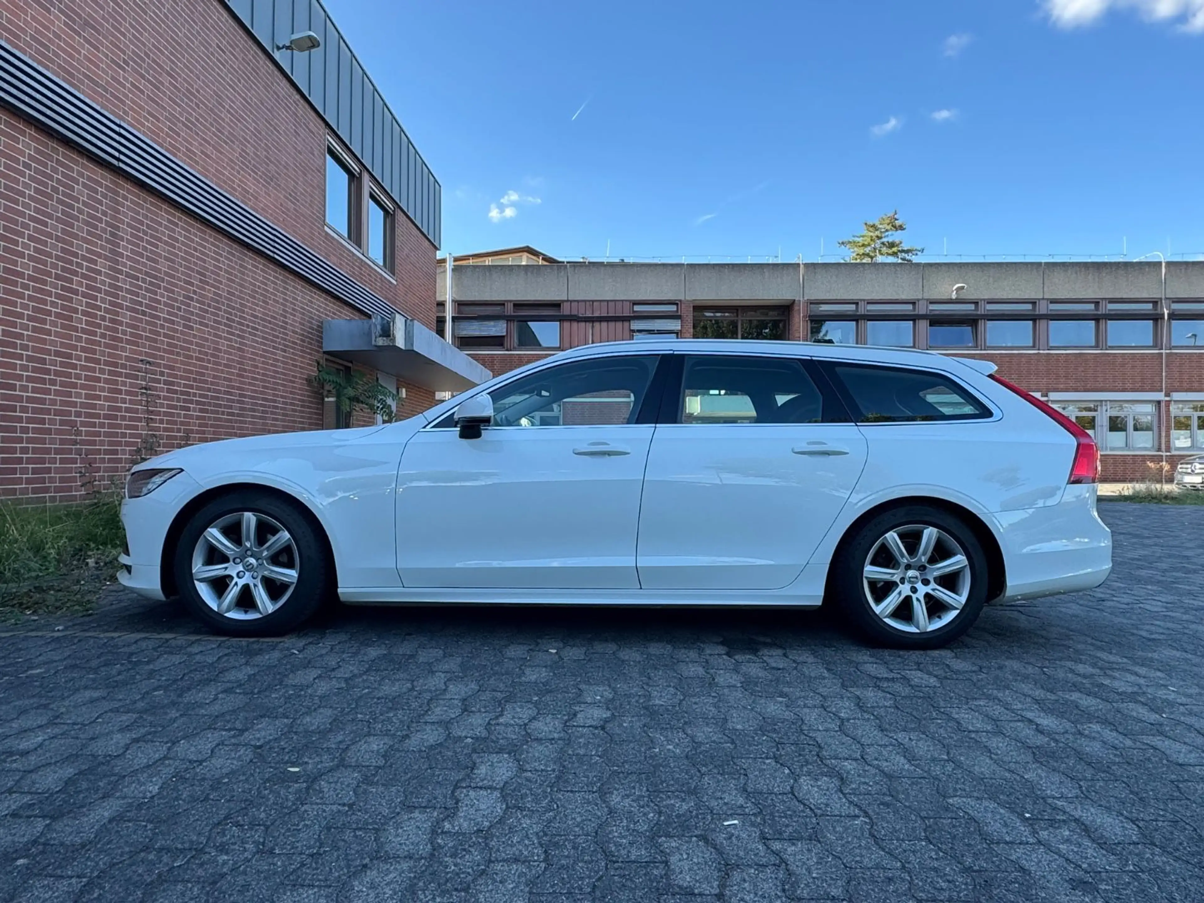 Volvo V90 Momentum PANO*LEDER*CAM*ASSISTS*LED*CARPLAY — photo 8