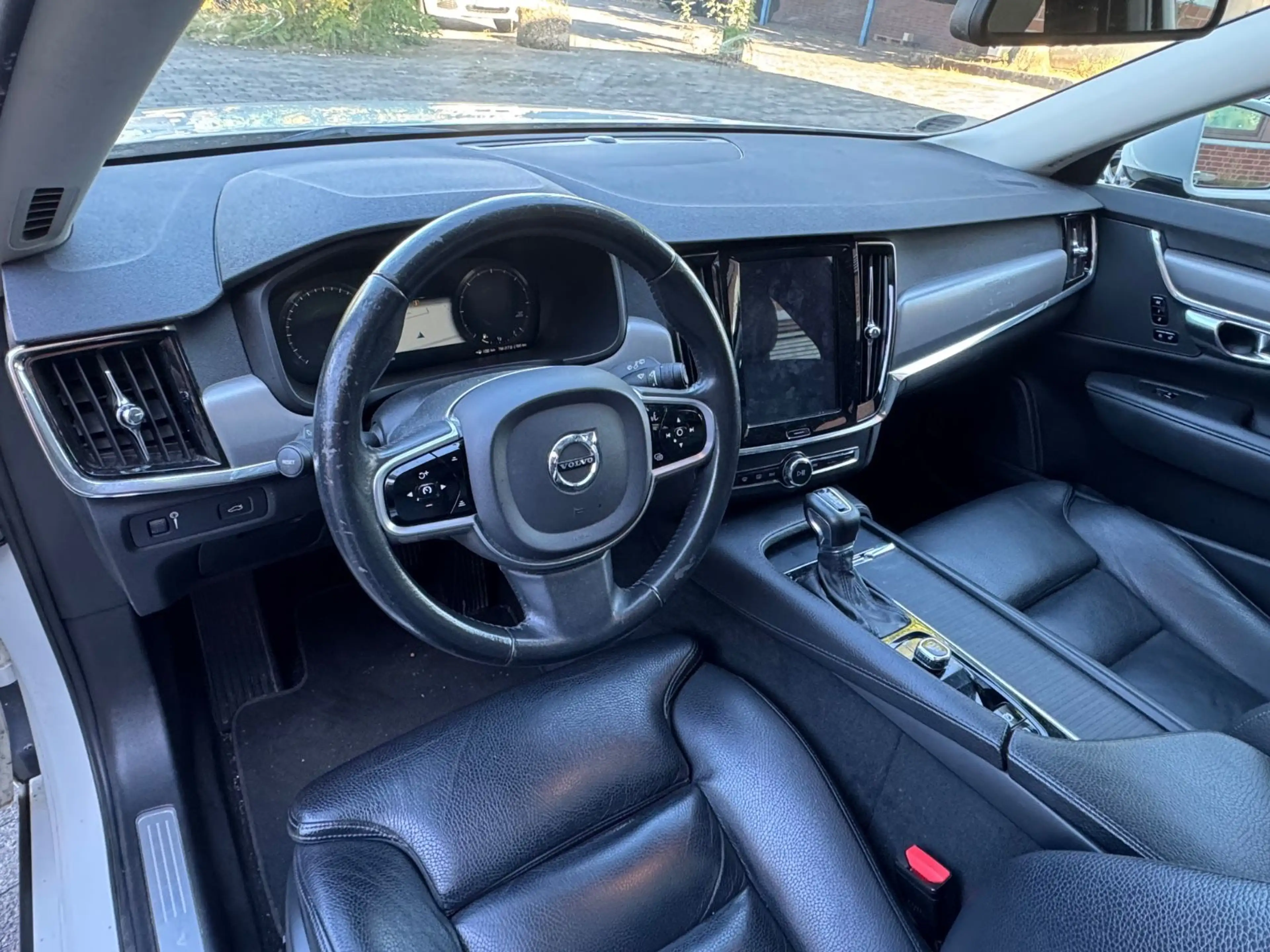 Volvo V90 Momentum PANO*LEDER*CAM*ASSISTS*LED*CARPLAY — photo 9