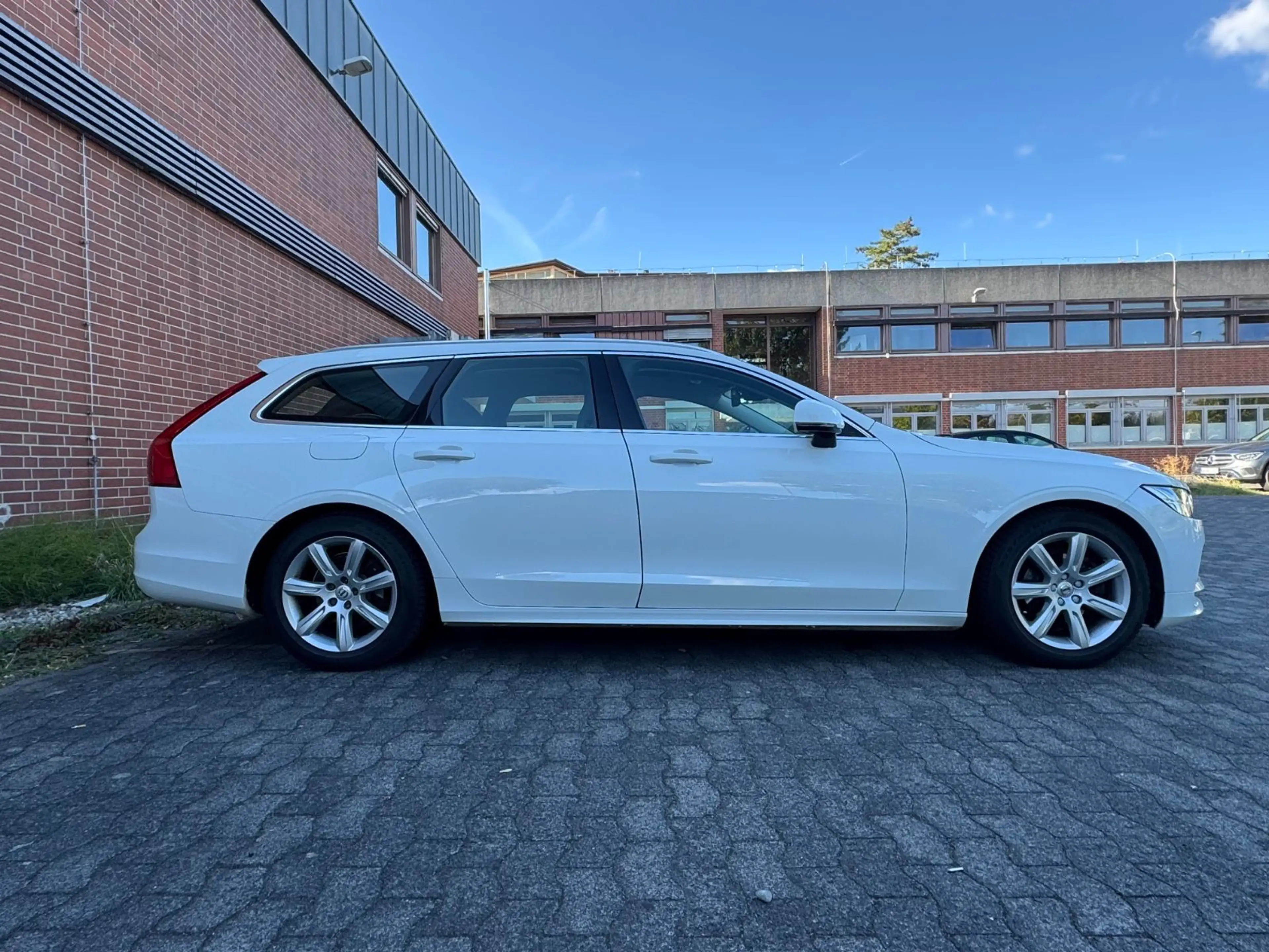 Volvo V90 Momentum PANO*LEDER*CAM*ASSISTS*LED*CARPLAY — photo 4