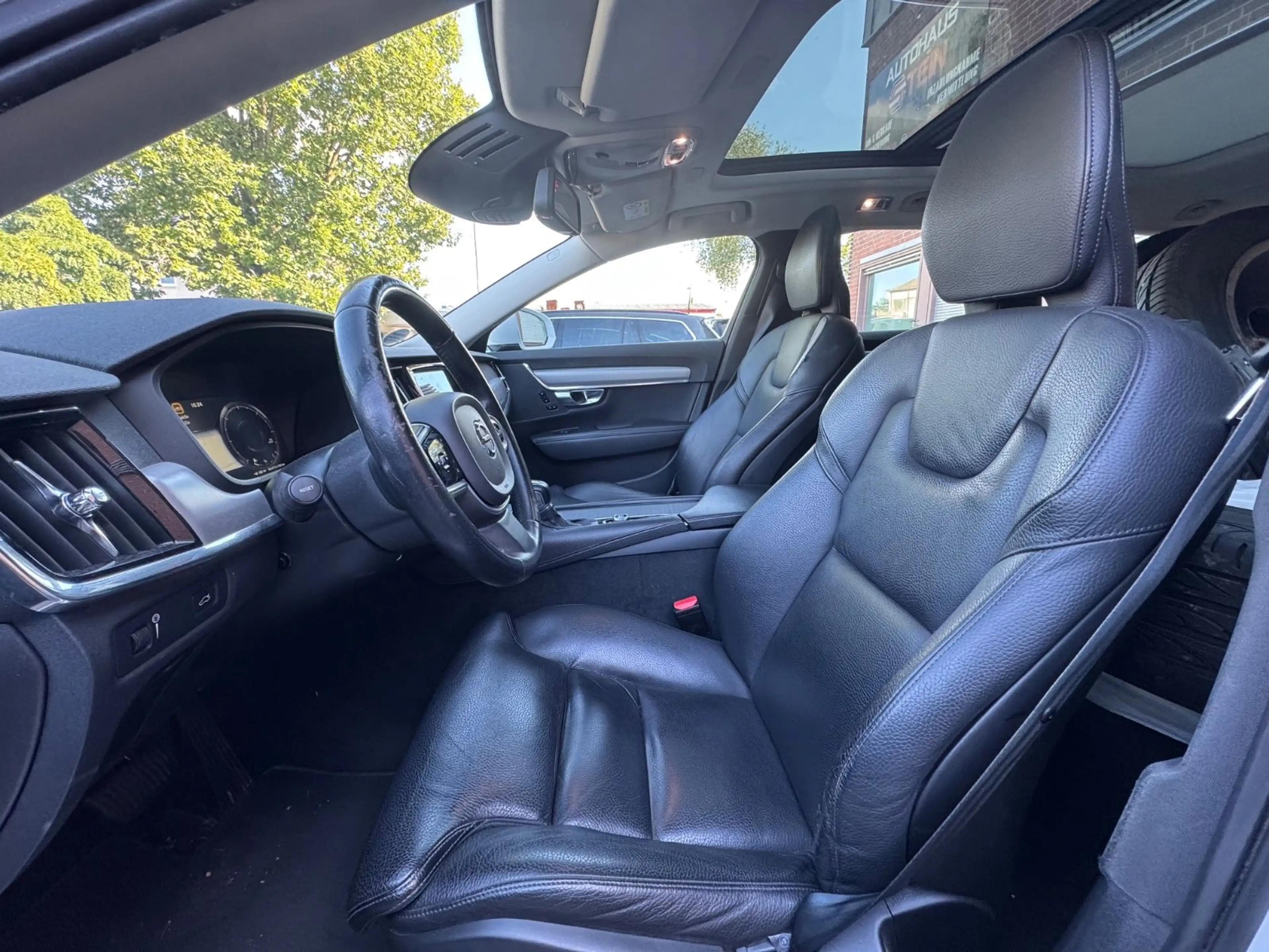 Volvo V90 Momentum PANO*LEDER*CAM*ASSISTS*LED*CARPLAY — photo 11