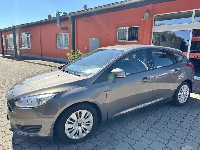 Ford Focus view 3