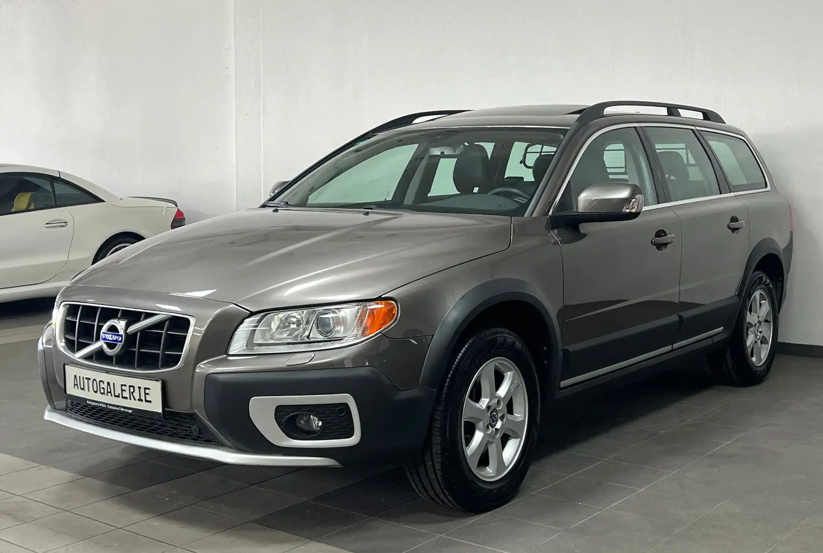 Volvo XC70 2.4 D5 Momentum AWD | Sehr gepflegt! Grau - 1