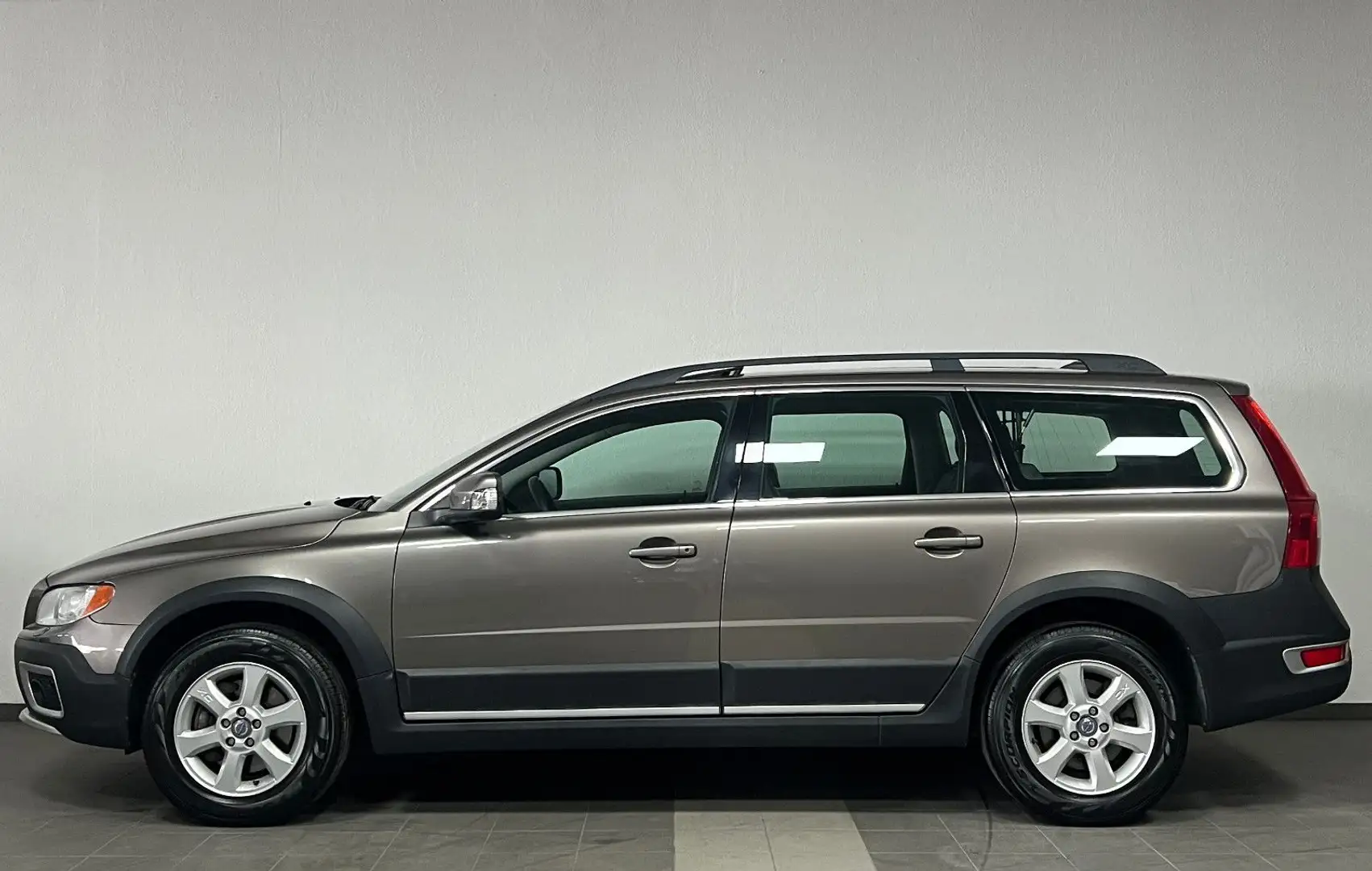 Volvo XC70 2.4 D5 Momentum AWD | Sehr gepflegt! Grau - 2