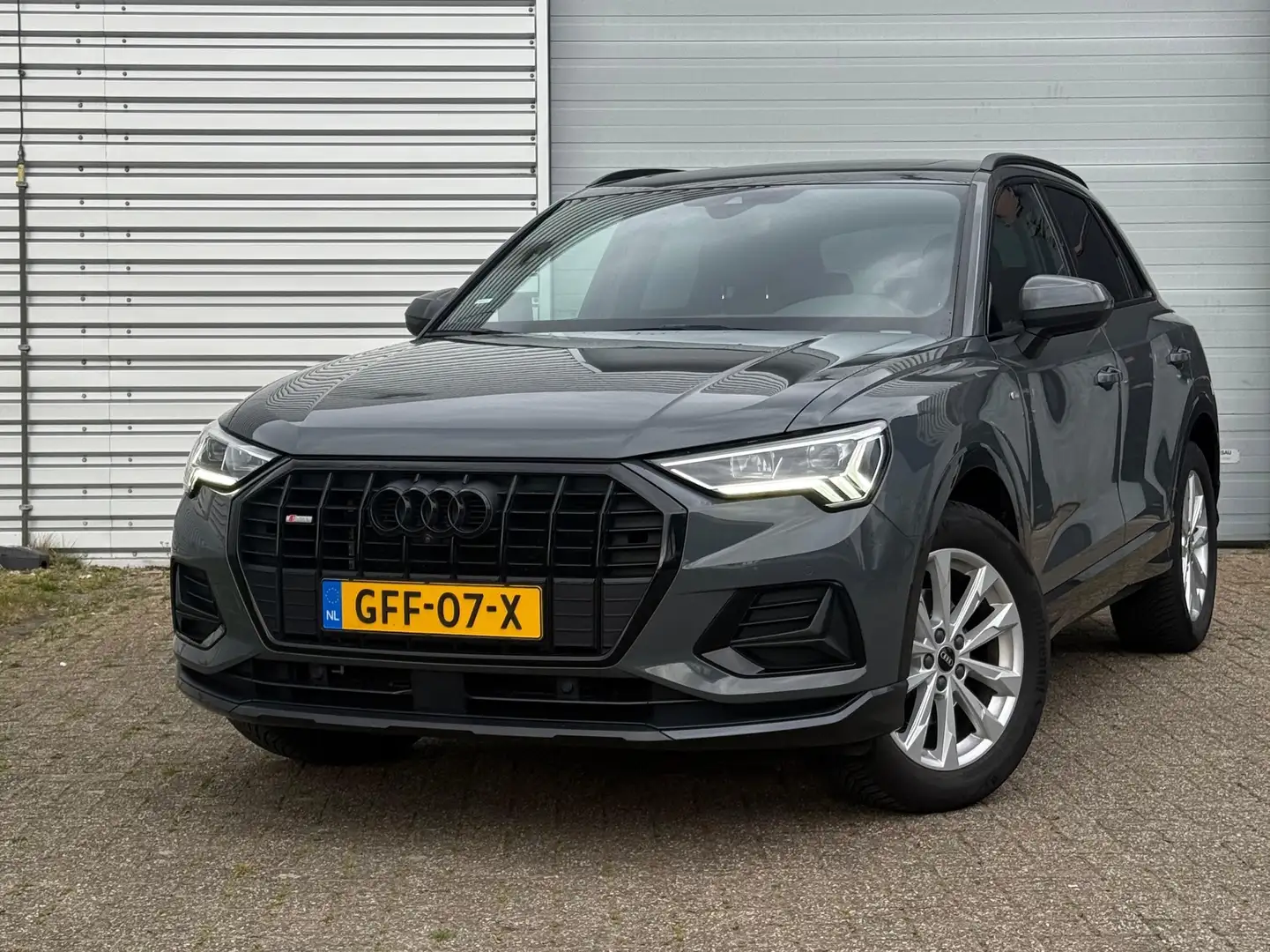 Audi Q3 35 TFSI S-Line | Panorama | Keyless | 360 camera Grijs - 1
