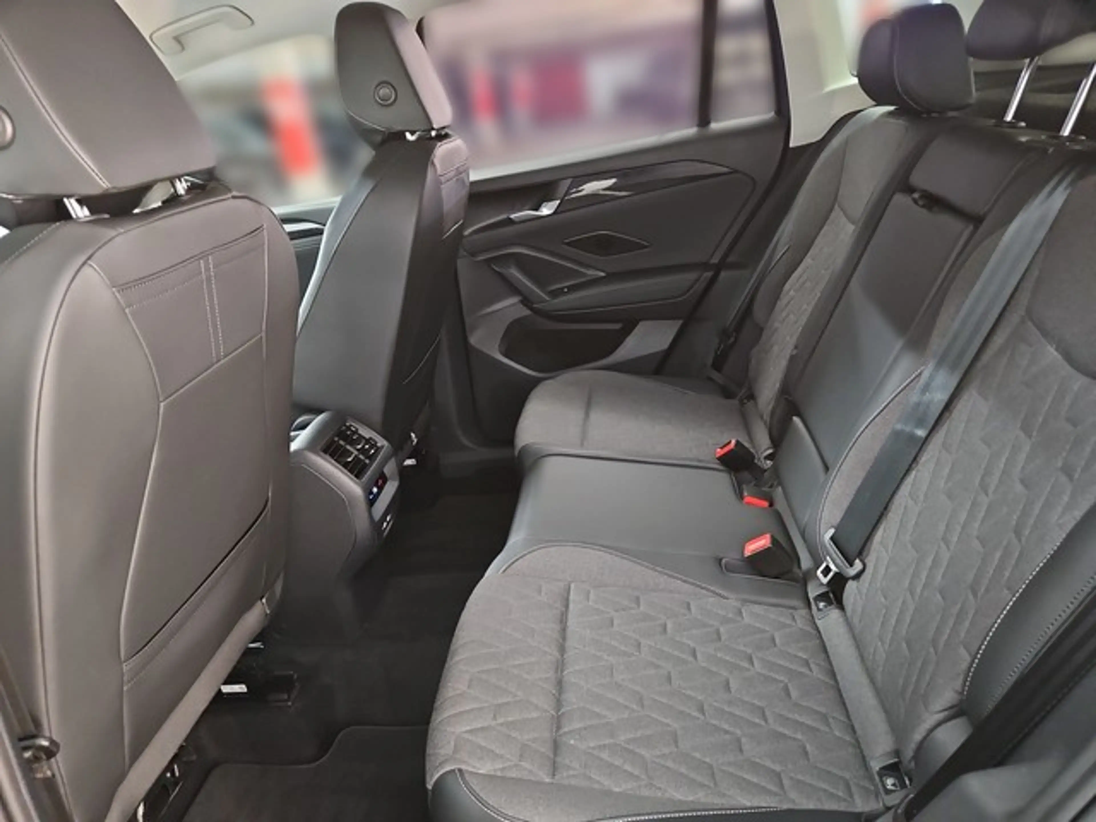 Volkswagen Tiguan Life NAVI SITZH ABGEDUNKELTE SCHEIBEN — photo 11