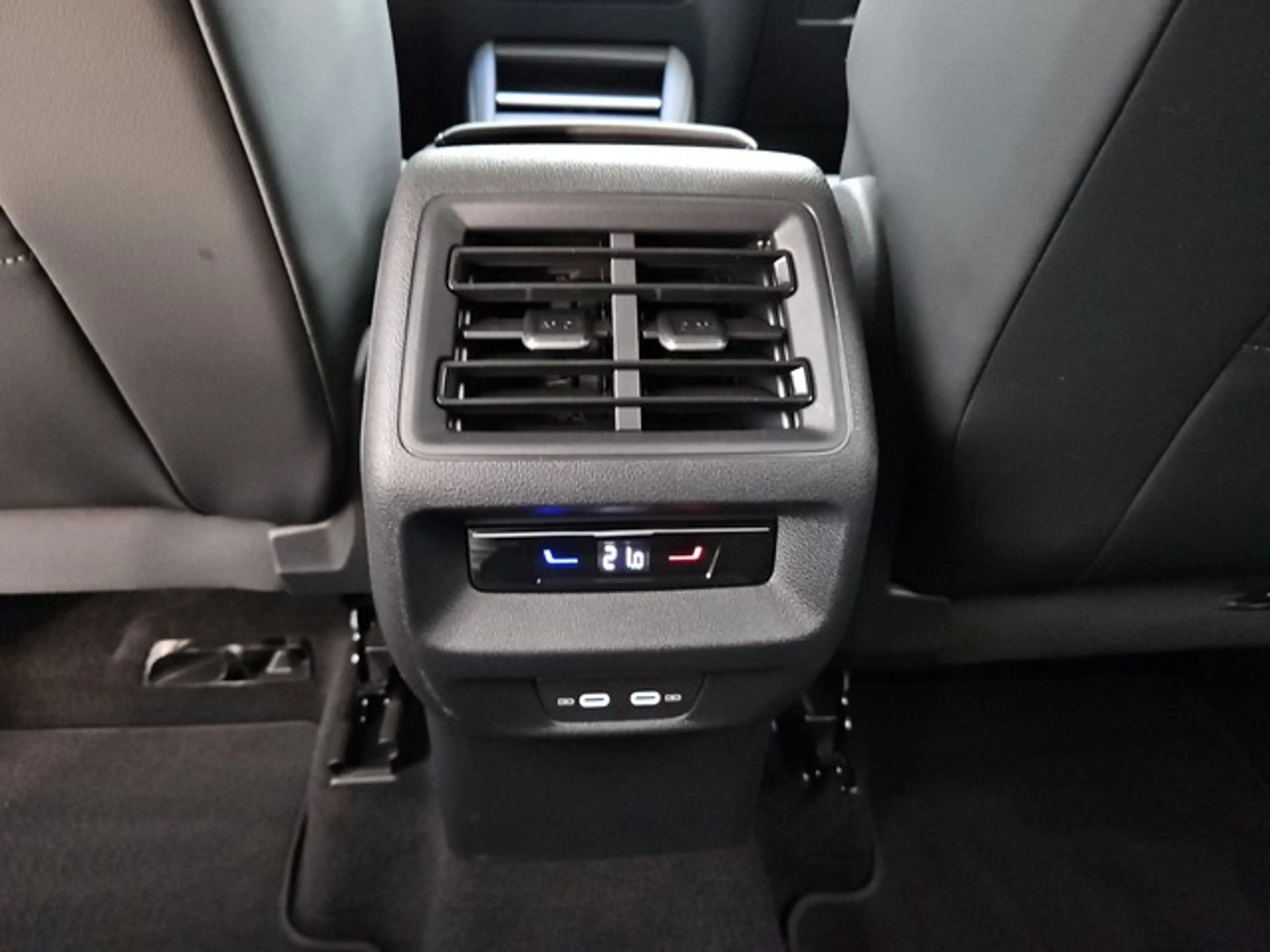 Volkswagen Tiguan Life NAVI SITZH ABGEDUNKELTE SCHEIBEN — photo 13