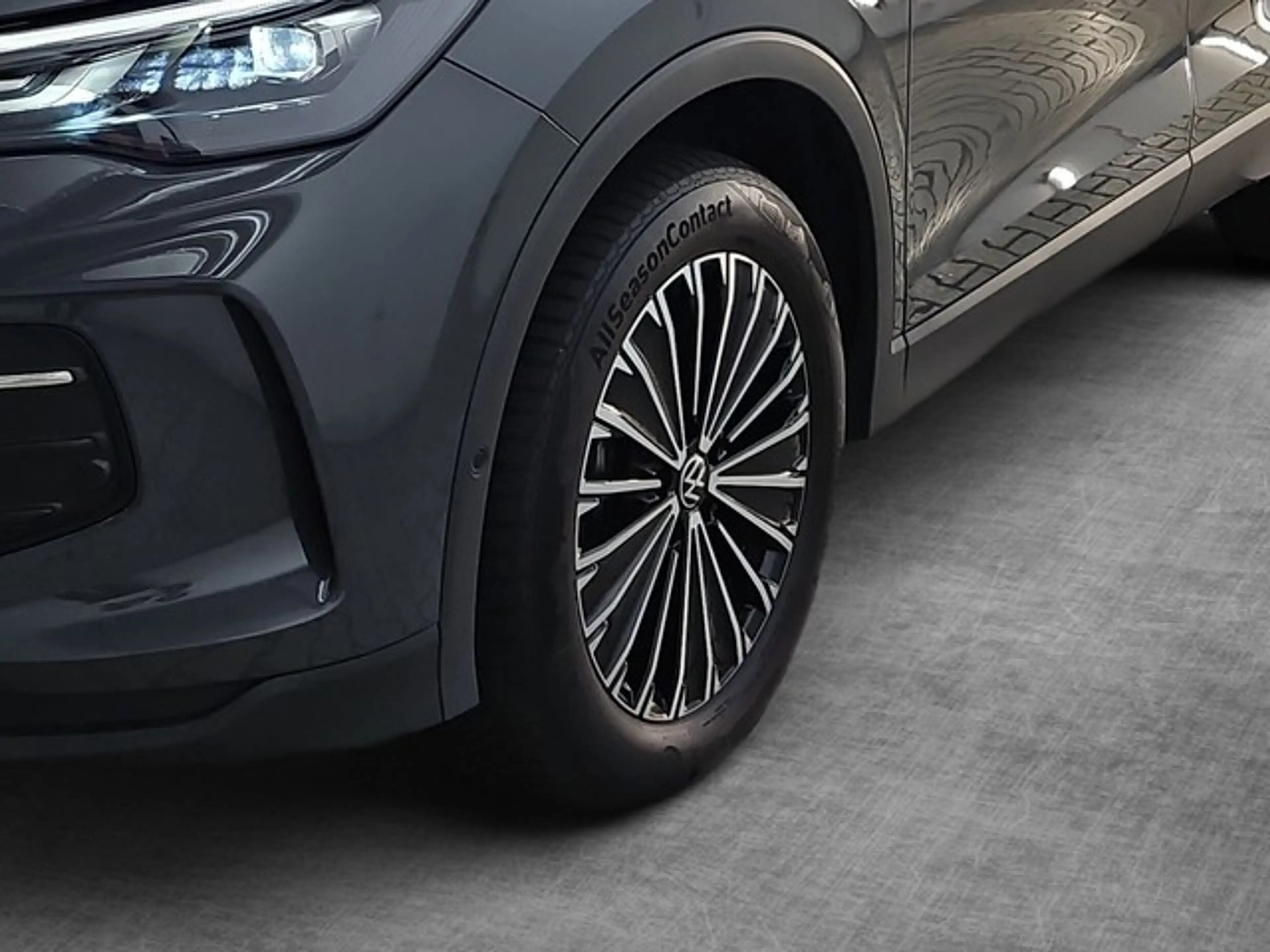 Volkswagen Tiguan Life NAVI SITZH ABGEDUNKELTE SCHEIBEN — photo 5