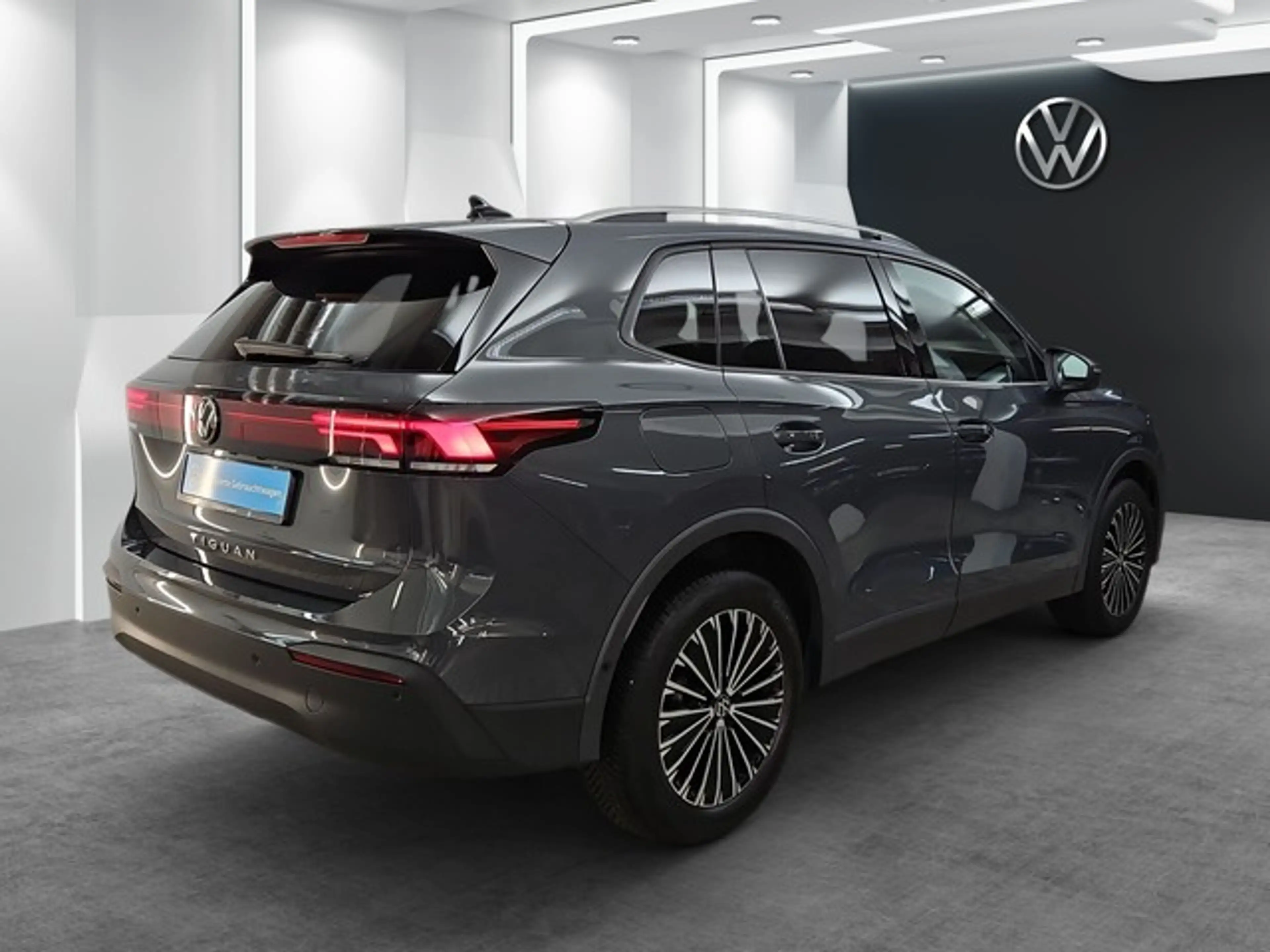Volkswagen Tiguan Life NAVI SITZH ABGEDUNKELTE SCHEIBEN — photo 16