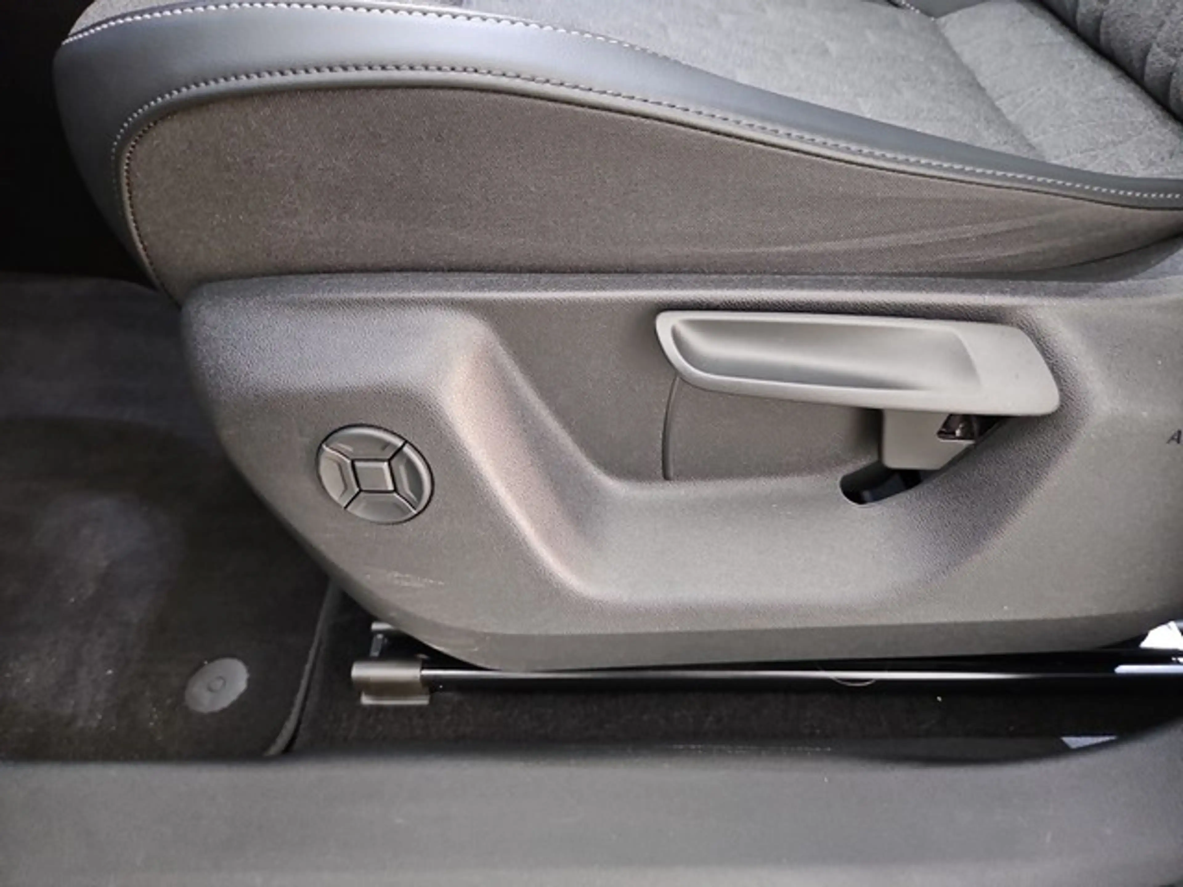 Volkswagen Tiguan Life NAVI SITZH ABGEDUNKELTE SCHEIBEN — photo 6