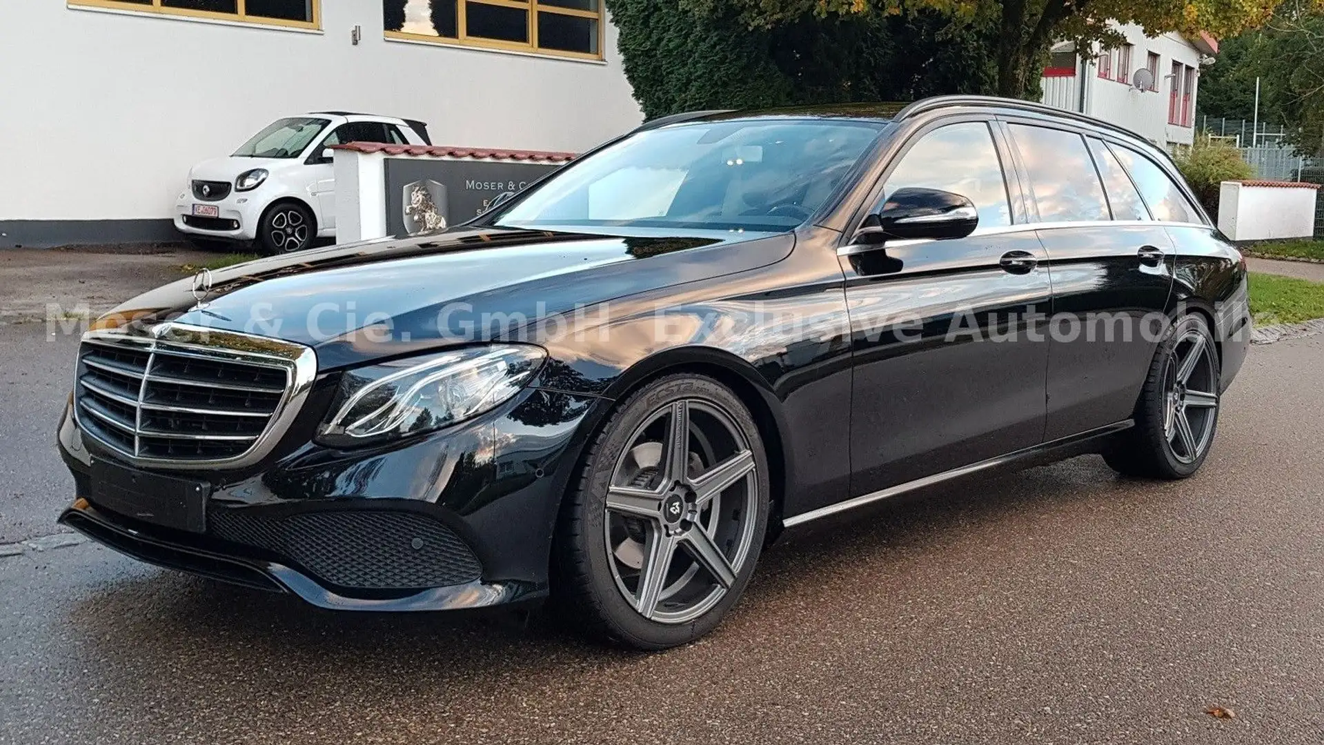 Mercedes-Benz E 200 d T*NAVI*LED*AHK*KAM*Standhzg*19 Schwarz - 1