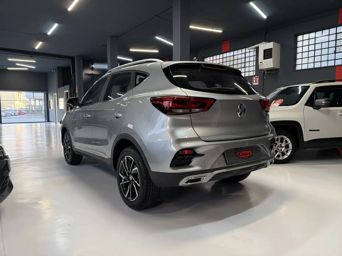 MG ZS ZS 1.5 Luxury 2023 Argent - 2