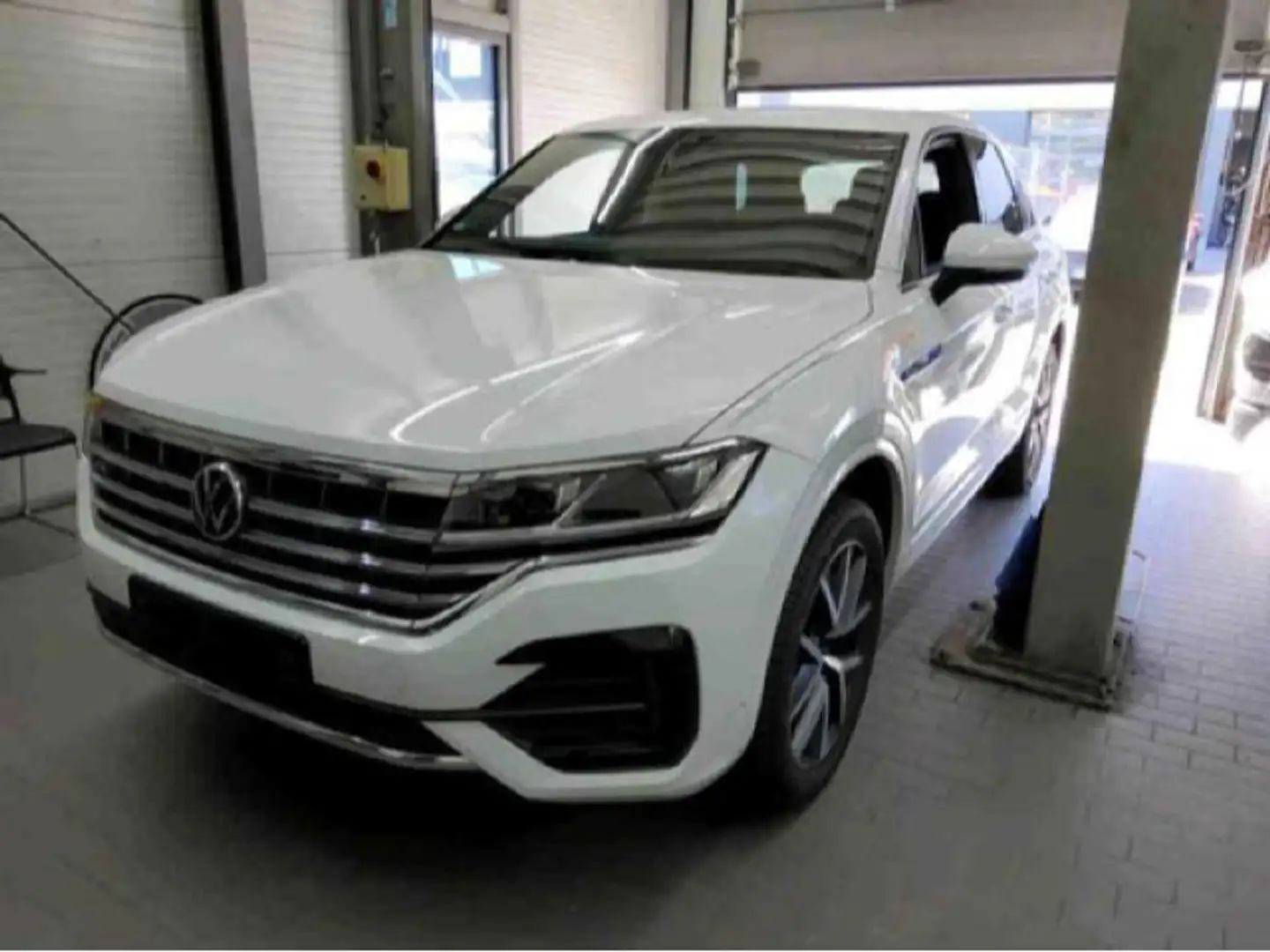 Volkswagen Touareg 3.0 TDI 4Motion R-Line Navi LED DAB+ Fro Weiß - 2