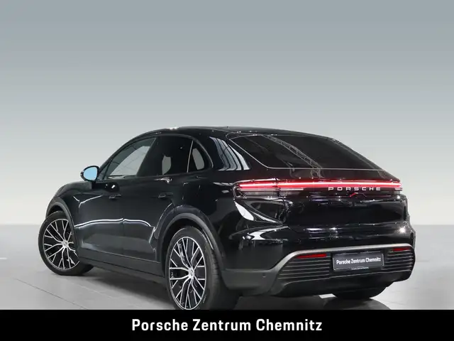 Porsche Macan view 3