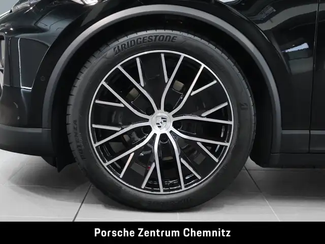 Porsche Macan view 6