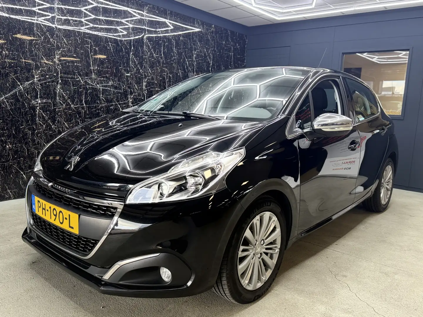 Peugeot 208 1.6 BlueHDi Blue Lease Executive Zwart - 1