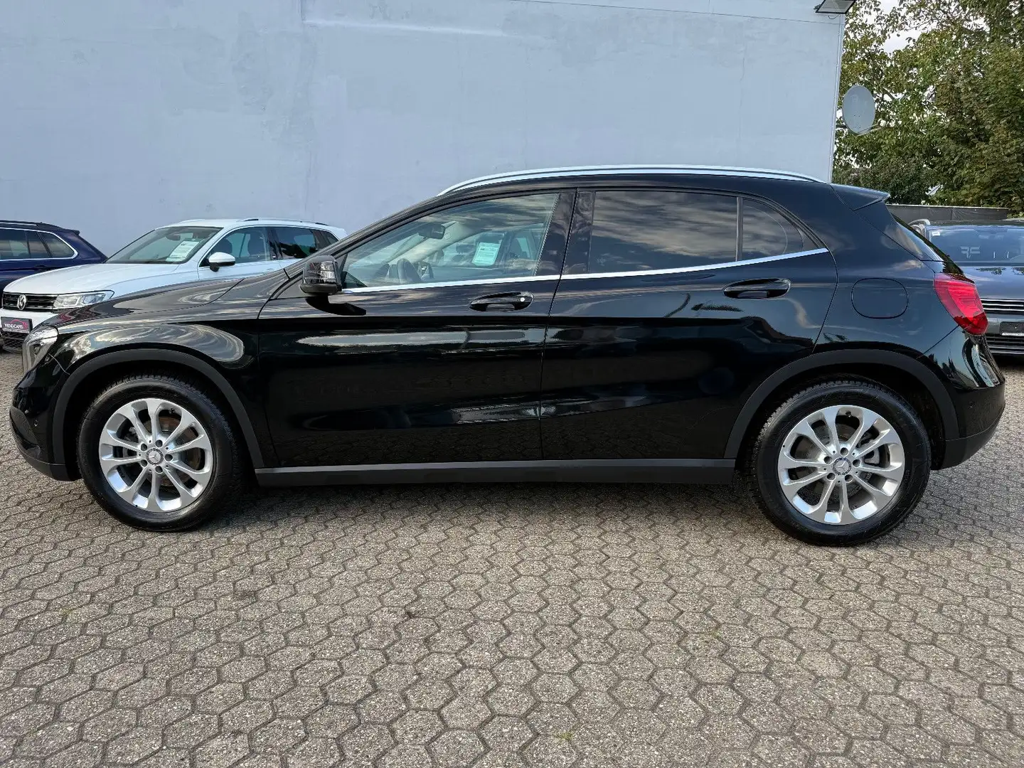 Mercedes-Benz GLA 180 Urban*AHK*Tempomat*Klima* Noir - 2