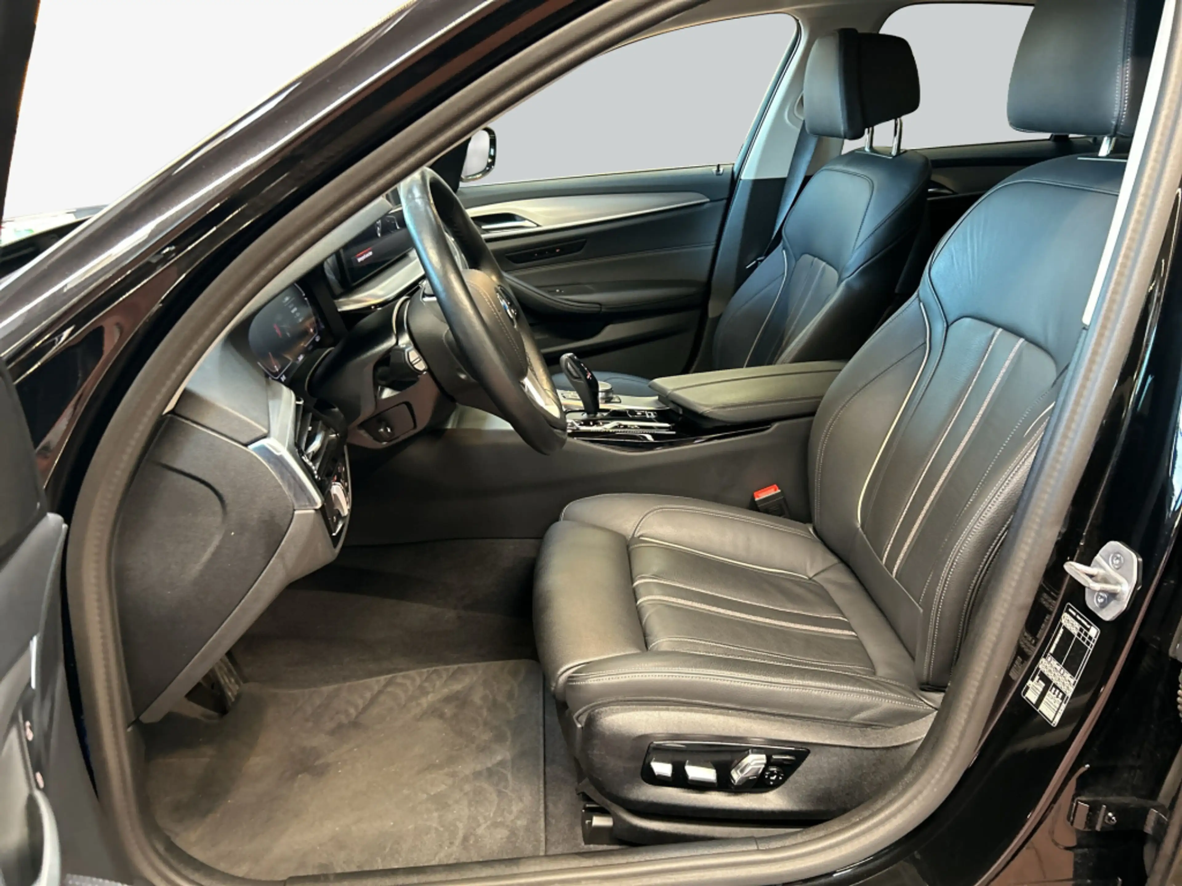 BMW 520 d Aut. Navi HiFi Lenk- und Sitzheizung — photo 11