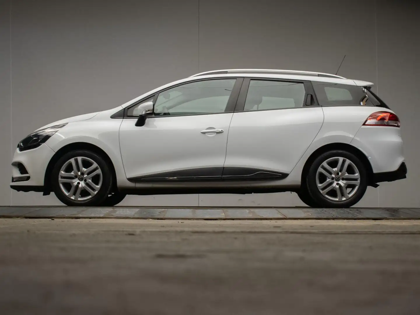 Renault Clio Estate 0.9 TCe Zen (NAVI,LED,CRUISE,CLIMATE,SPORTS Wit - 1