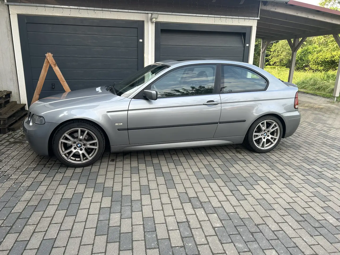 BMW 320 320td Compact mit M-Paket Gris - 1