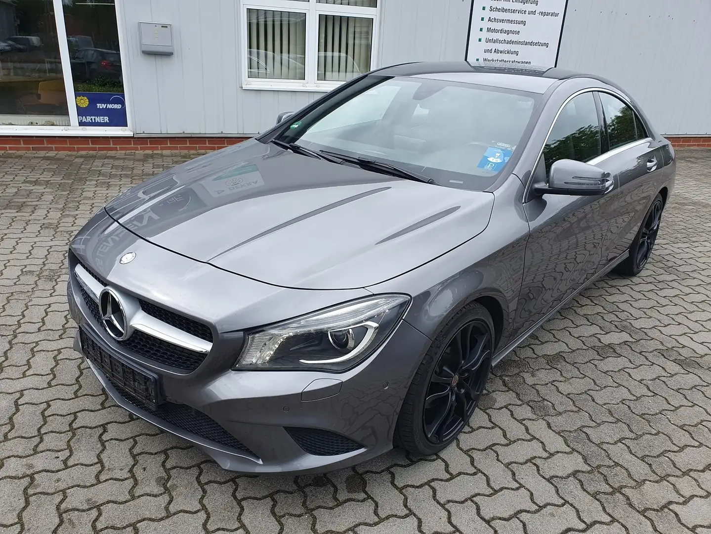 Mercedes-Benz CLA 180 CLA 180 Coupé / CLA 180  Edition Coupé Grau - 1