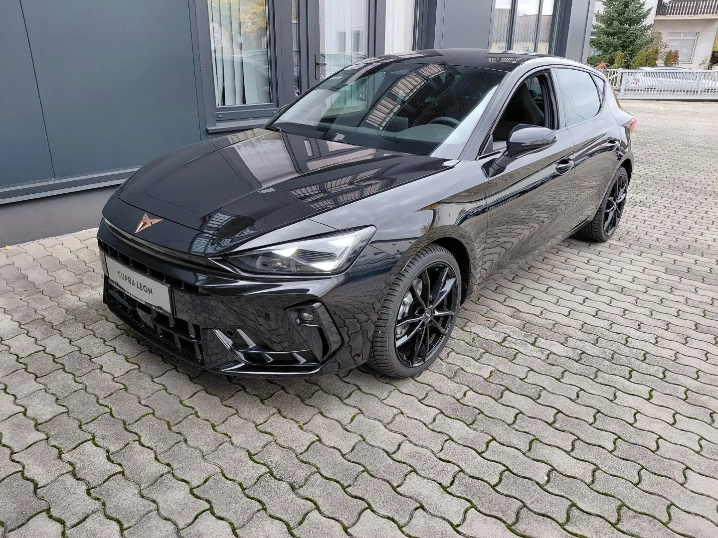 CUPRA Leon 1.5 TSI 110 kW Schwarz - 1