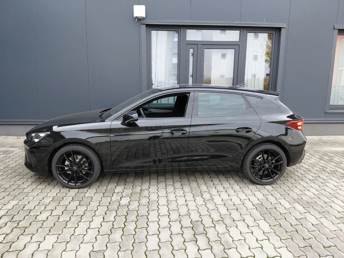 CUPRA Leon 1.5 TSI 110 kW Schwarz - 2